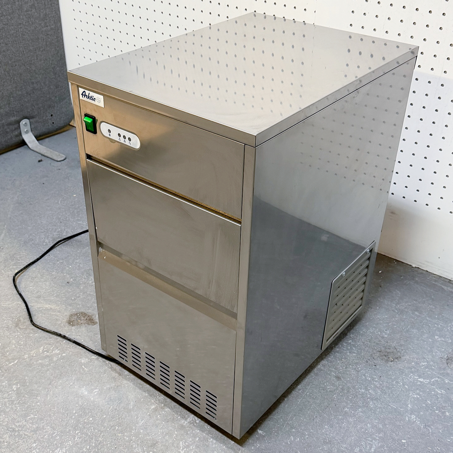 SELT / SOLD Arktic klakavél, 26kg./24h