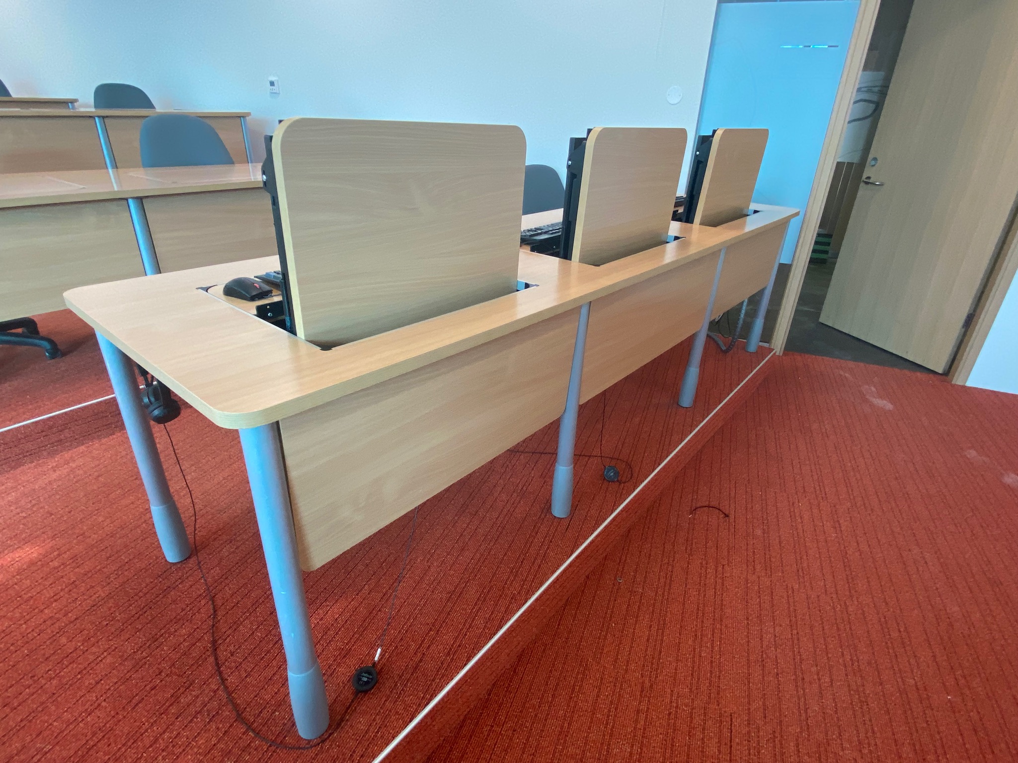 SELT / SOLD Skólaborð með fellanlegum skjáplötum - 24 einingar 2