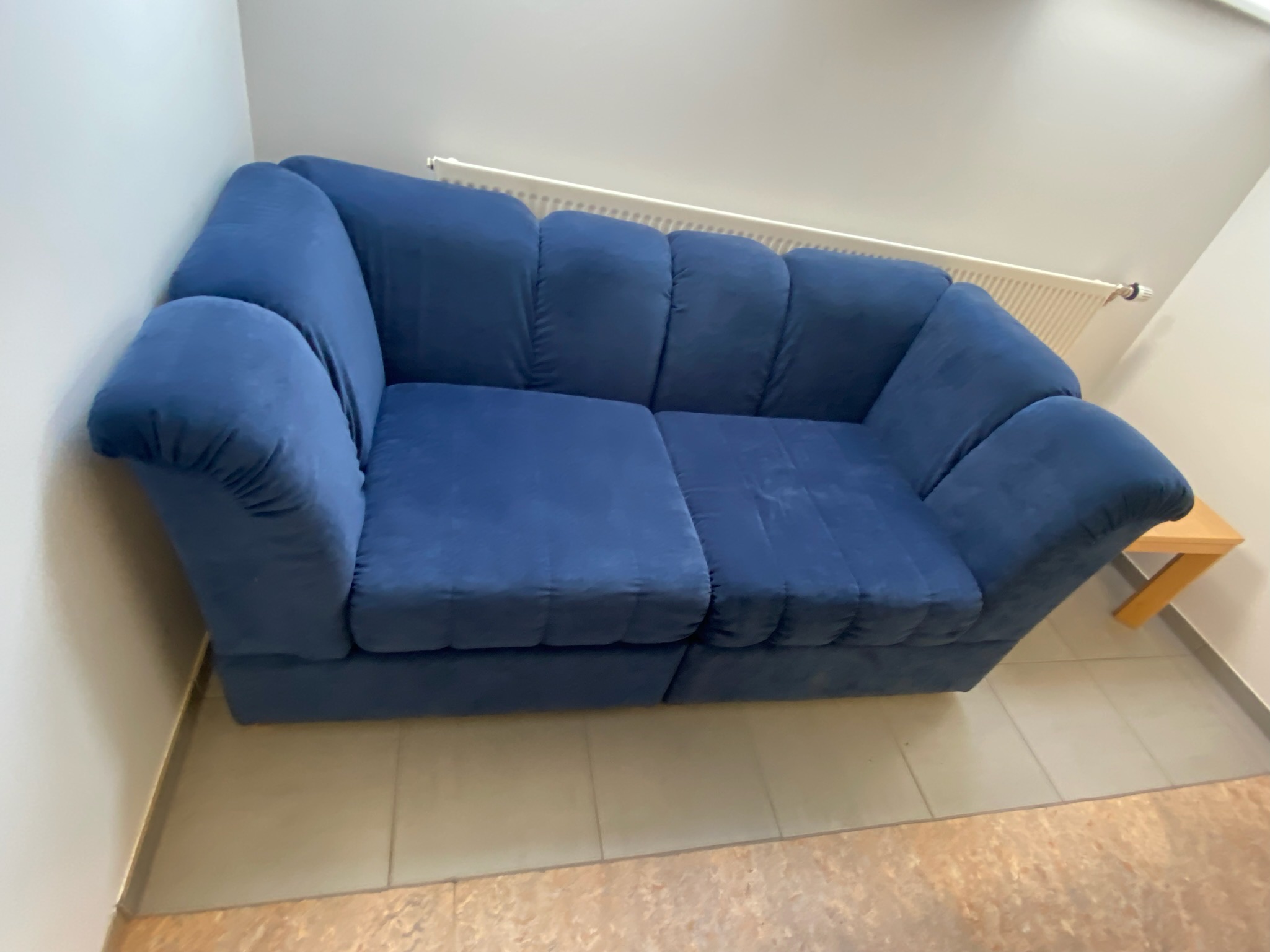 SELT / SOLD Velvet blár sófi 2ja manna 3