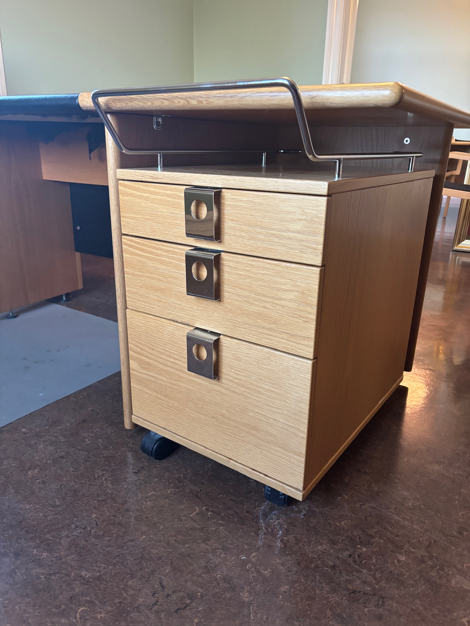 SELT / SOLD Skrifstofuborð með svörtu leðri á plötu. L200 sm - skúffuskápur 7