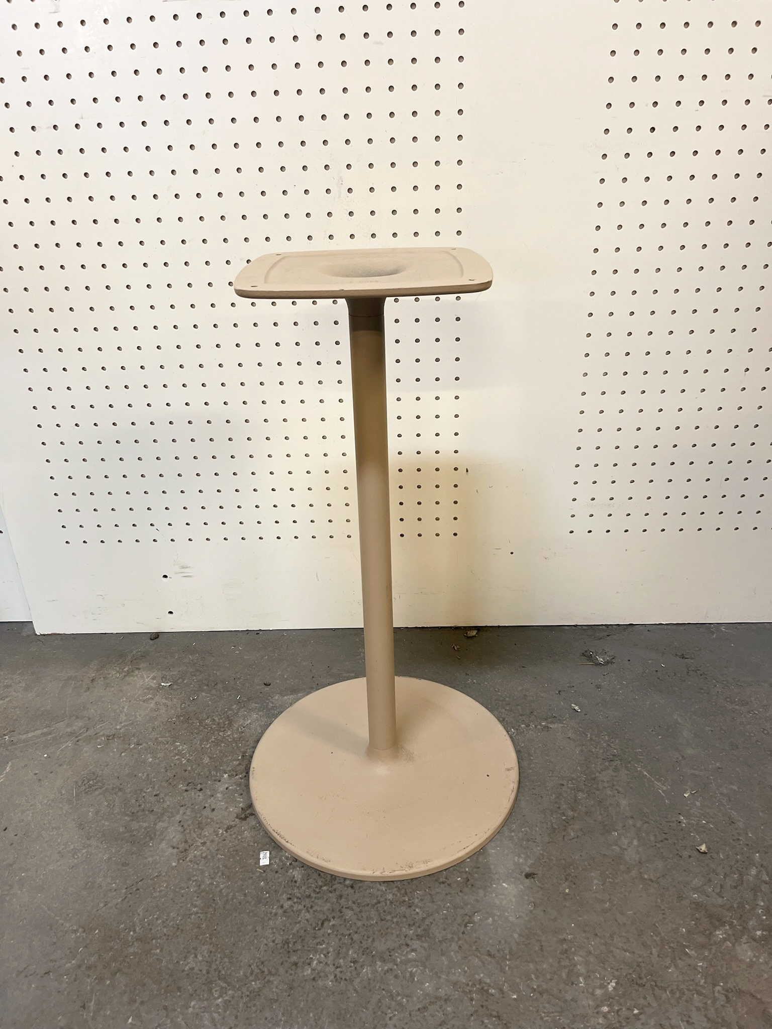 SELT / SOLD Borðfótur, H73 sm