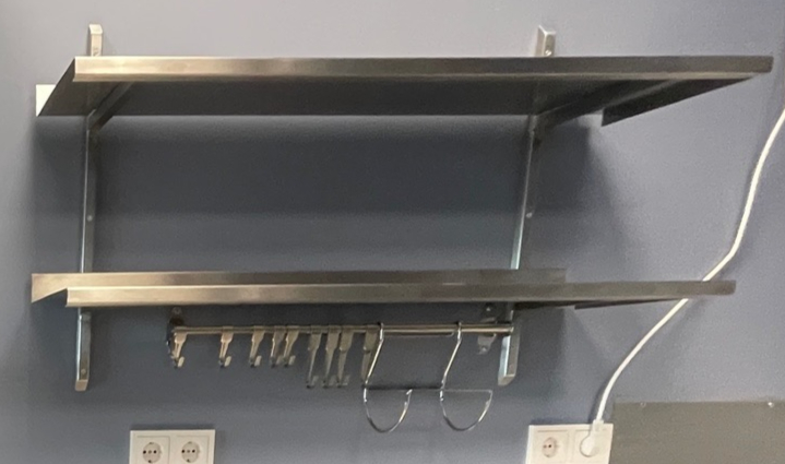 SELT / SOLD Ryðfríar hillur ásamt hönkum 2