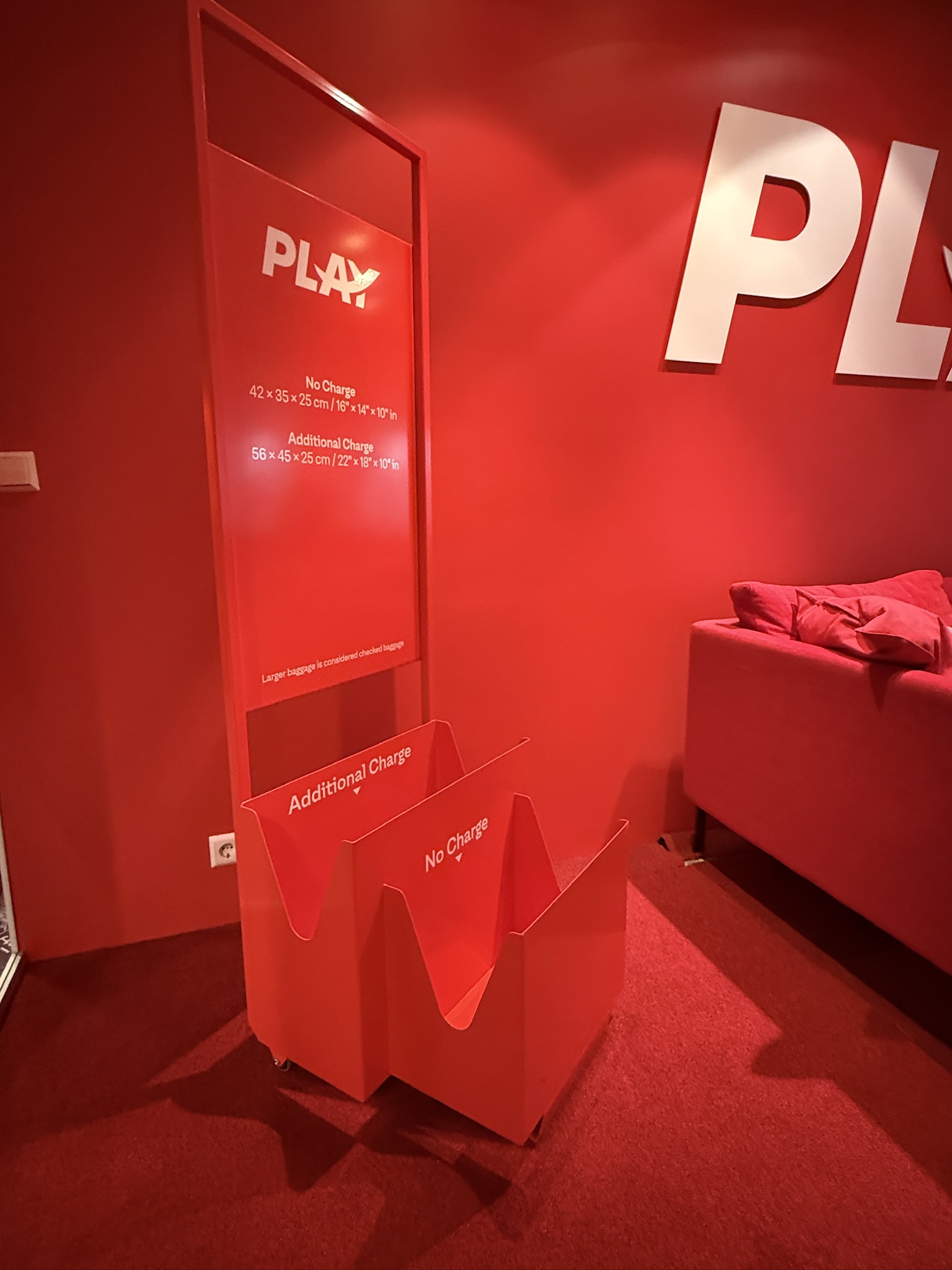 SELT / SOLD Farangursmælistandur með merkingu PLAY