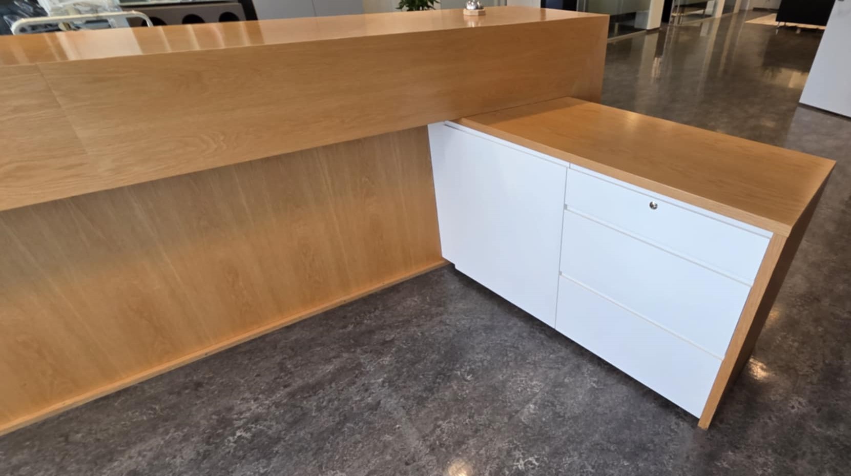SELT / SOLD Móttökuborð með ledlýsingu, sérsmíði - tvær starfsstöðvar 12