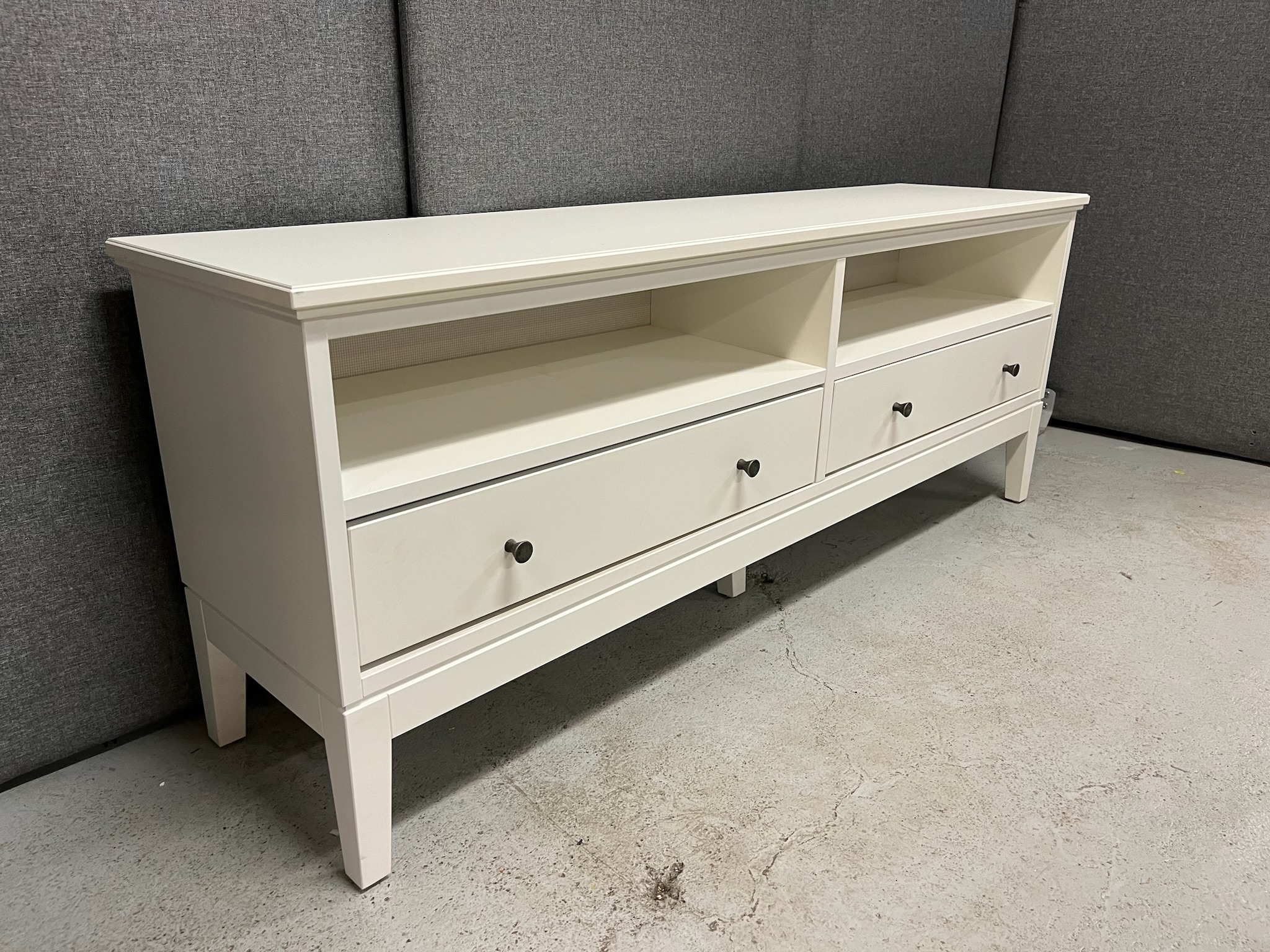 SELT / SOLD IKEA sjónvarpsbekkur, B163 x D40 x H63 sm.