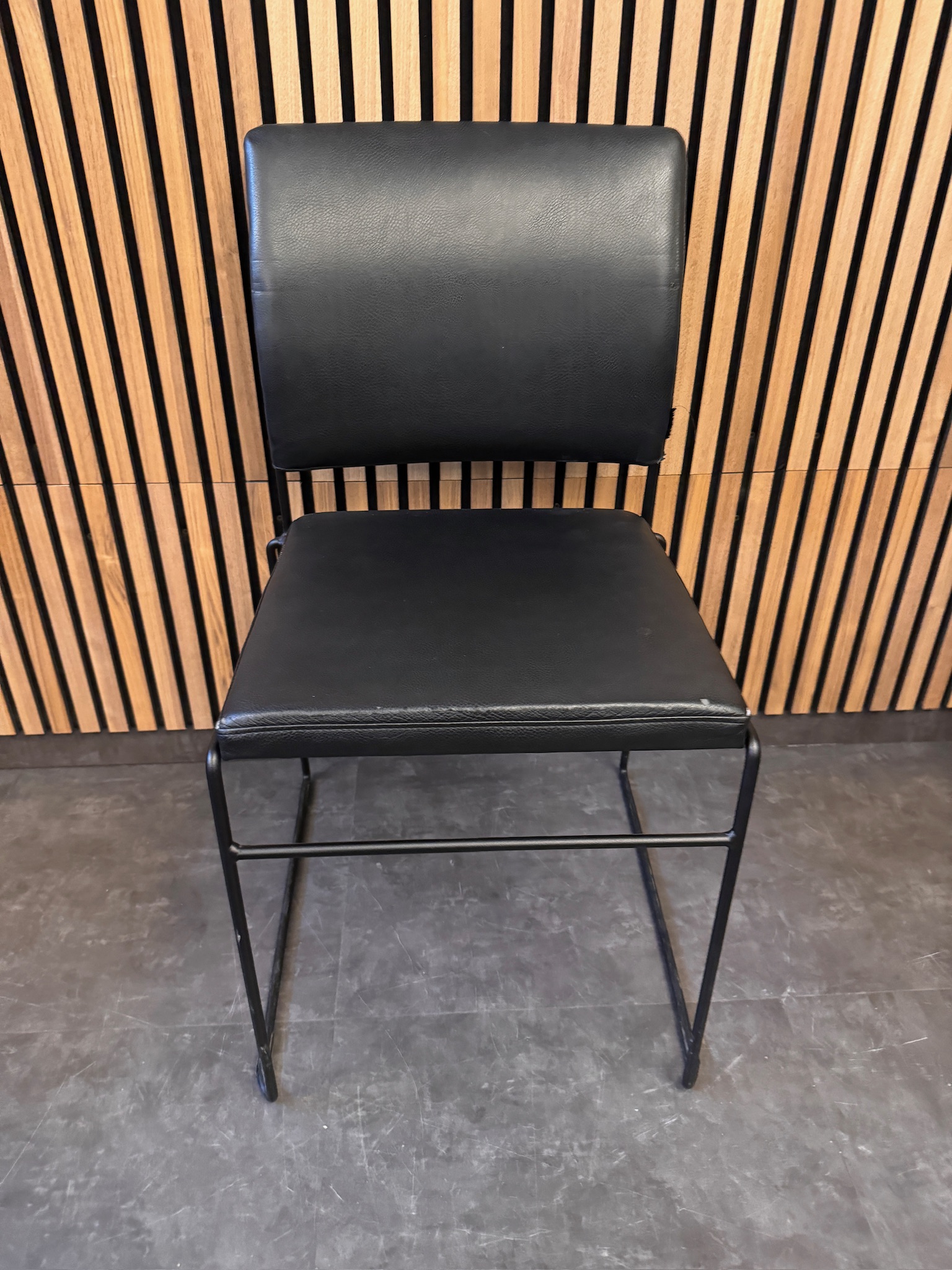 SELT / SOLD Fundarstóll frá Sýrusson, staflanlegur 3