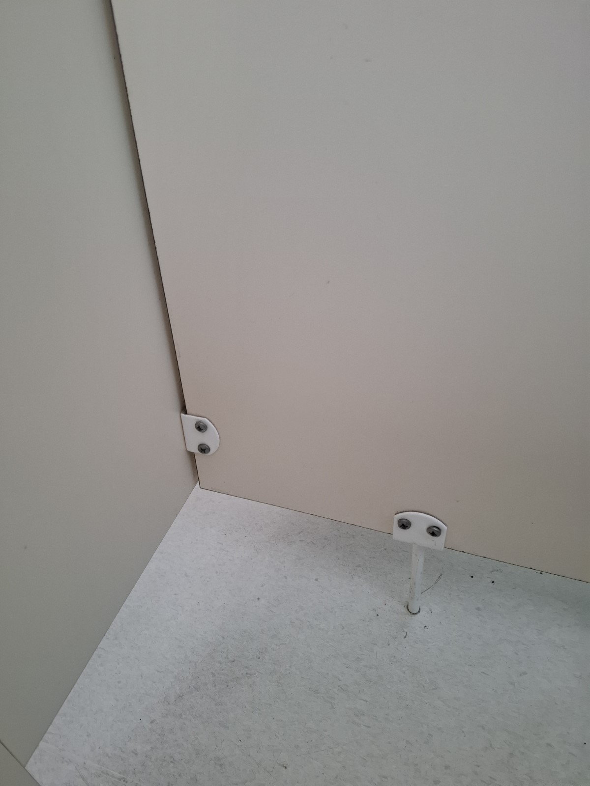 SELT / SOLD Nýleg WC skilrúm fyrir 2 klósett 11