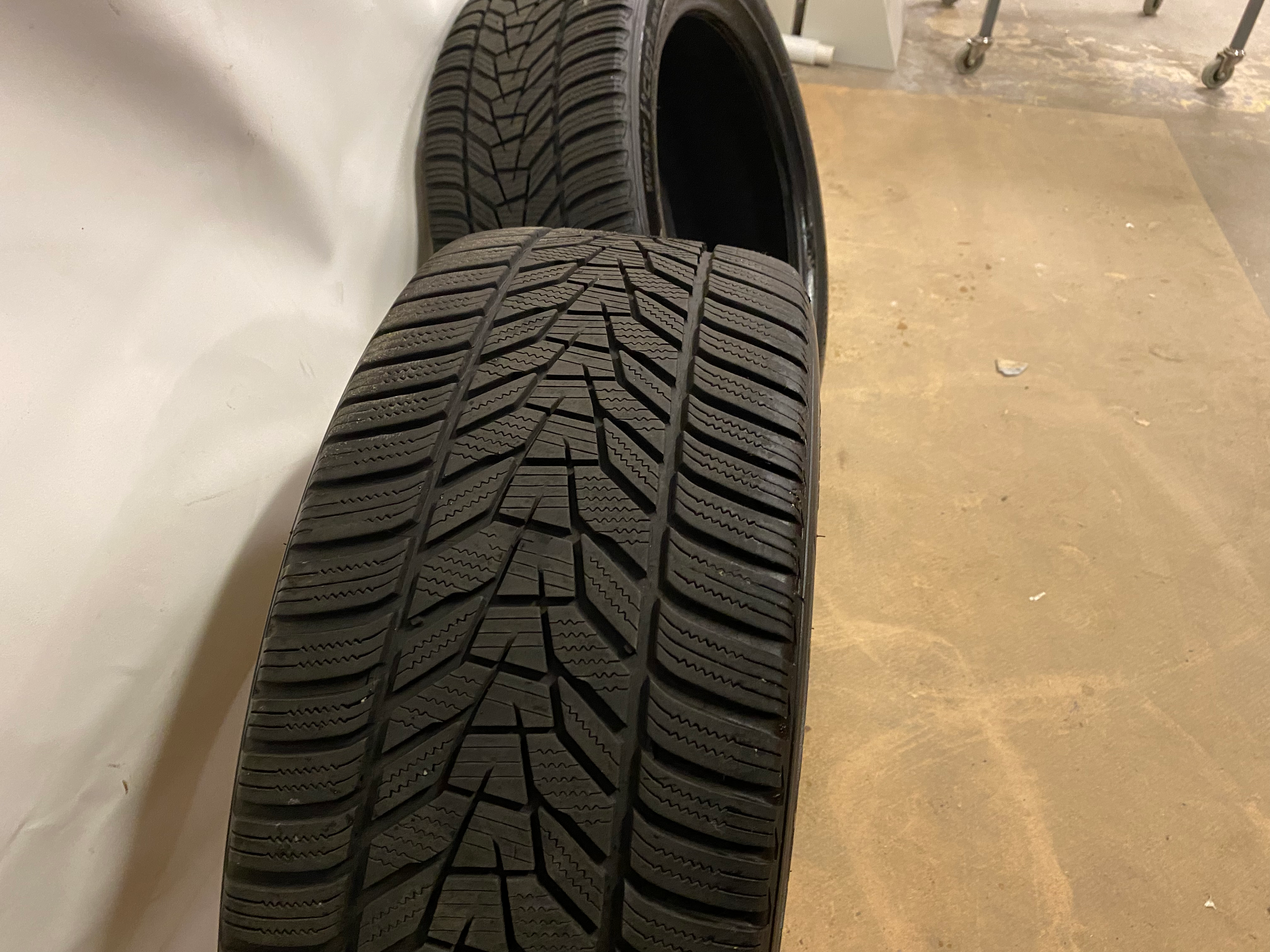 SELT / SOLD Hankook vetrardekk 245/45 R18 100V 6