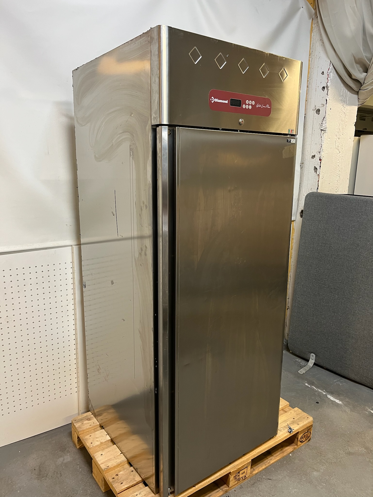 SELT / SOLD Diamond kæliskápur, H191xB77xD81sm.