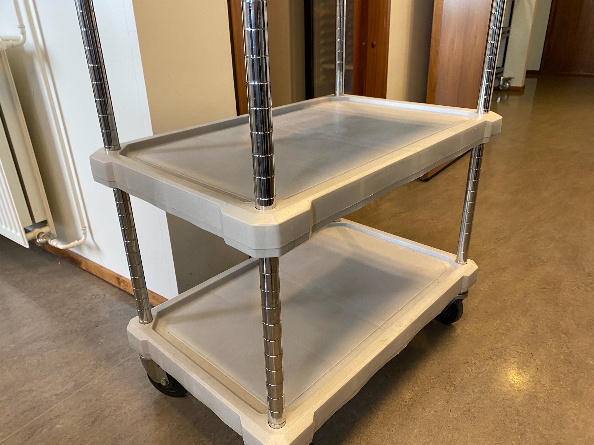 SELT / SOLD Hjólavagn plast 70x43xH85 - Alþingi 3