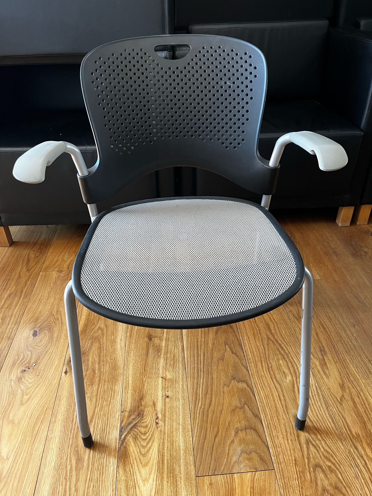 SELT / SOLD Herman Miller fundarstólar, staflanlegir 2