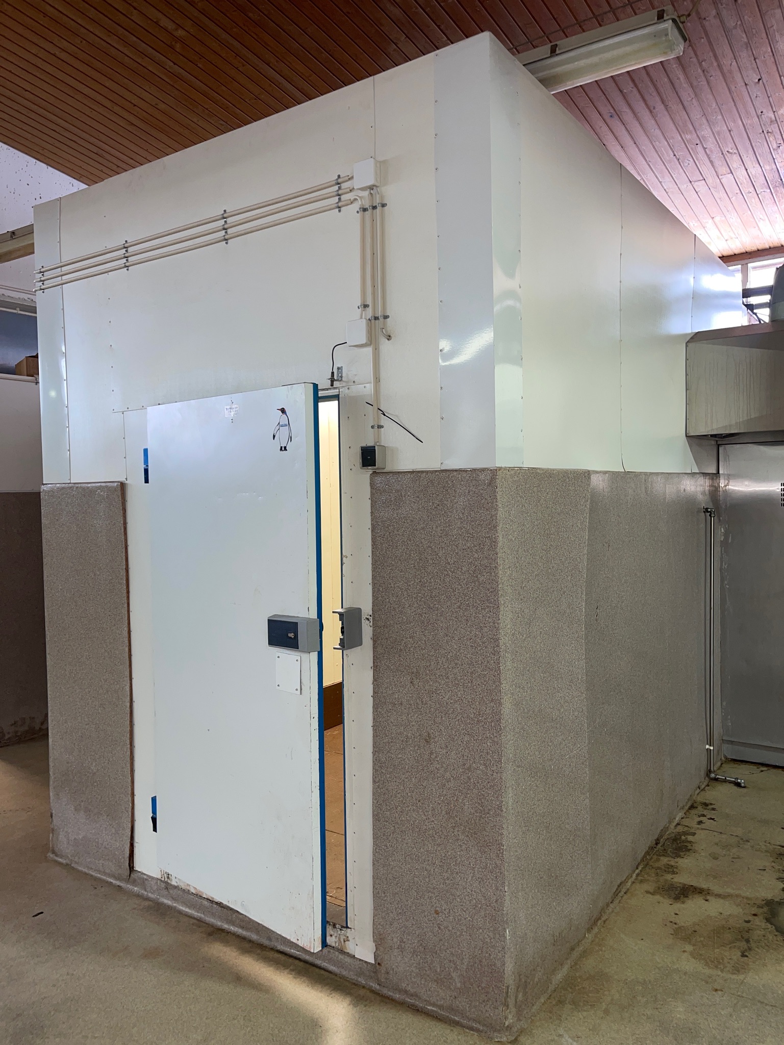 SELT / SOLD - Frystiklefi 11 fm - manngengur - B484x D240x H310 2