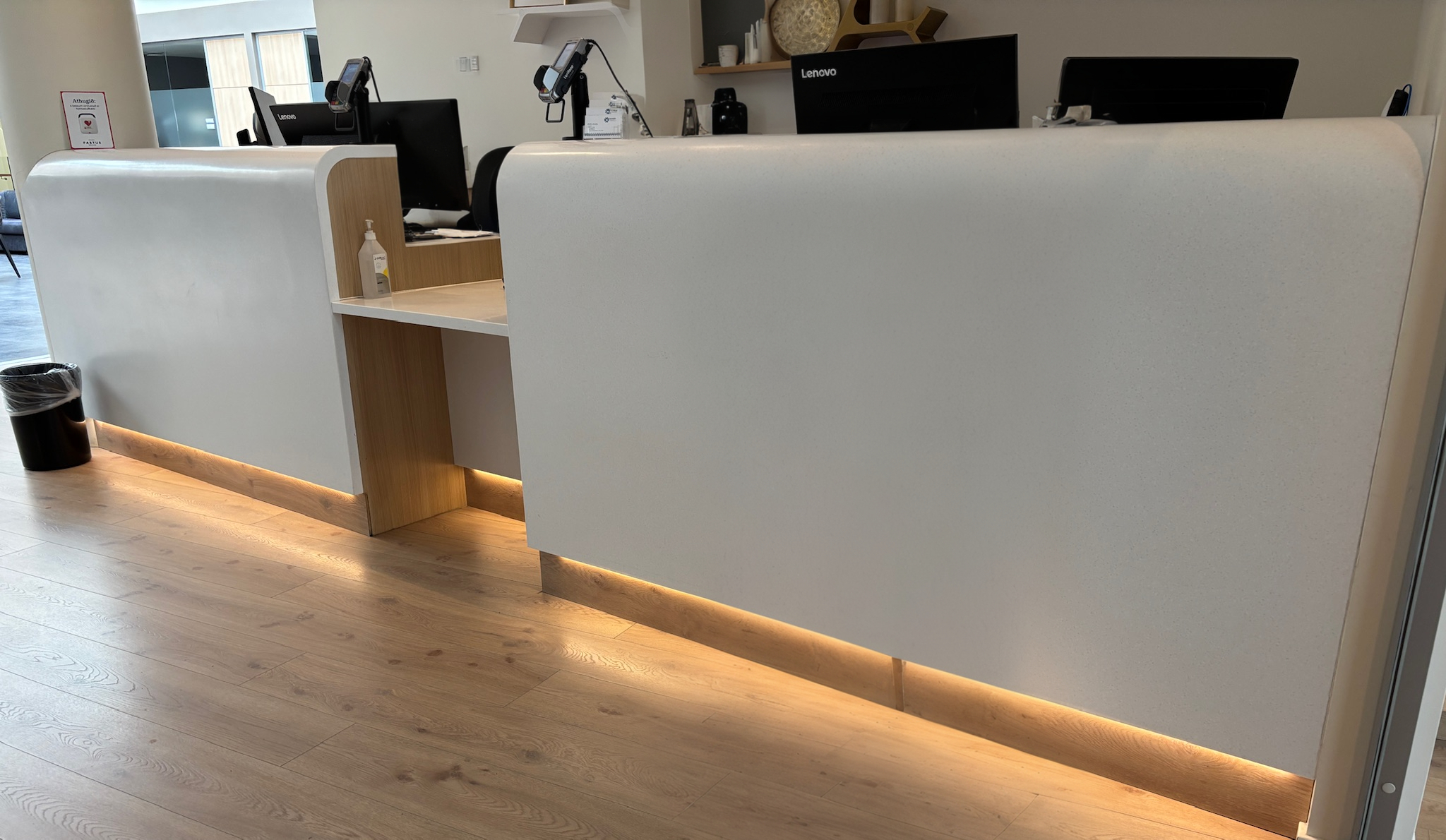SELT / SOLD Glæsilegt móttökuborð með ledlýsingu, sérsmíði