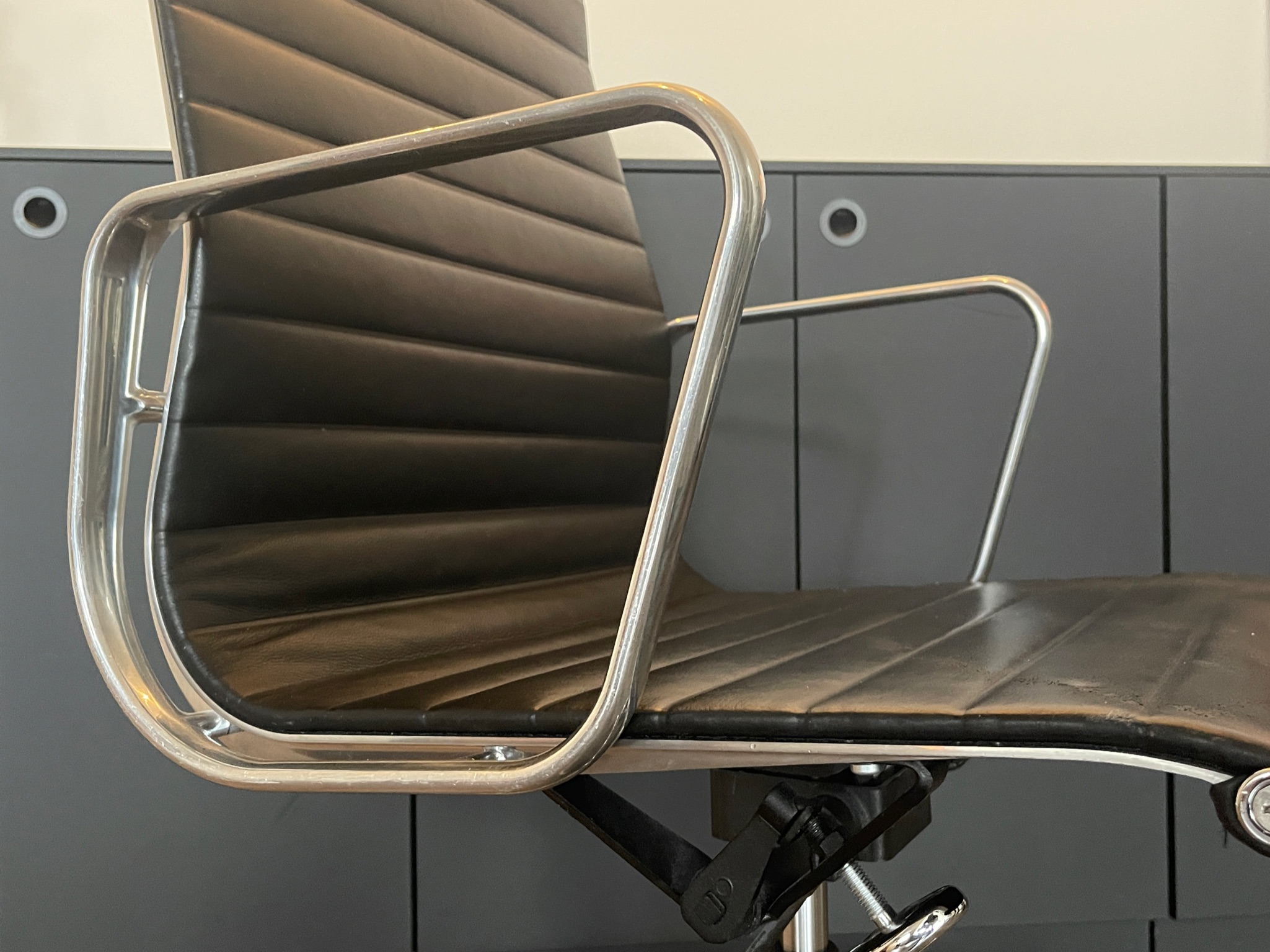 SELT / SOLD Vitra fundarstóll/skrifborðsstóll með 4-arma hjólakrossi 4