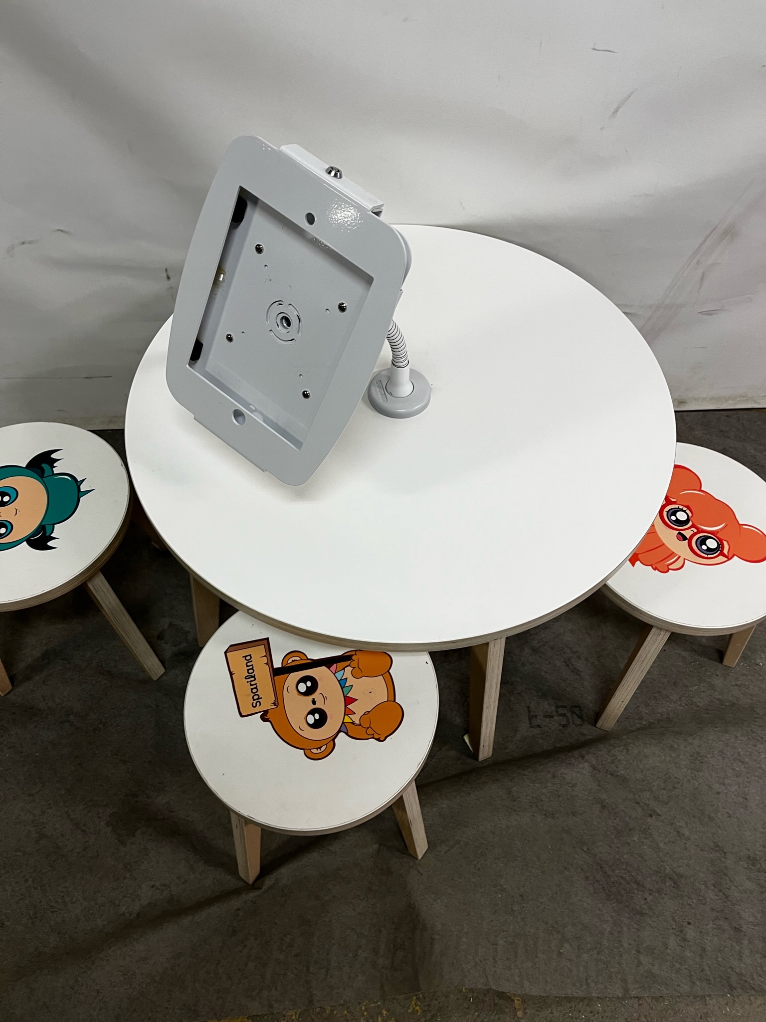 SELT / SOLD Flott afþreyingarborð fyrir börn 3
