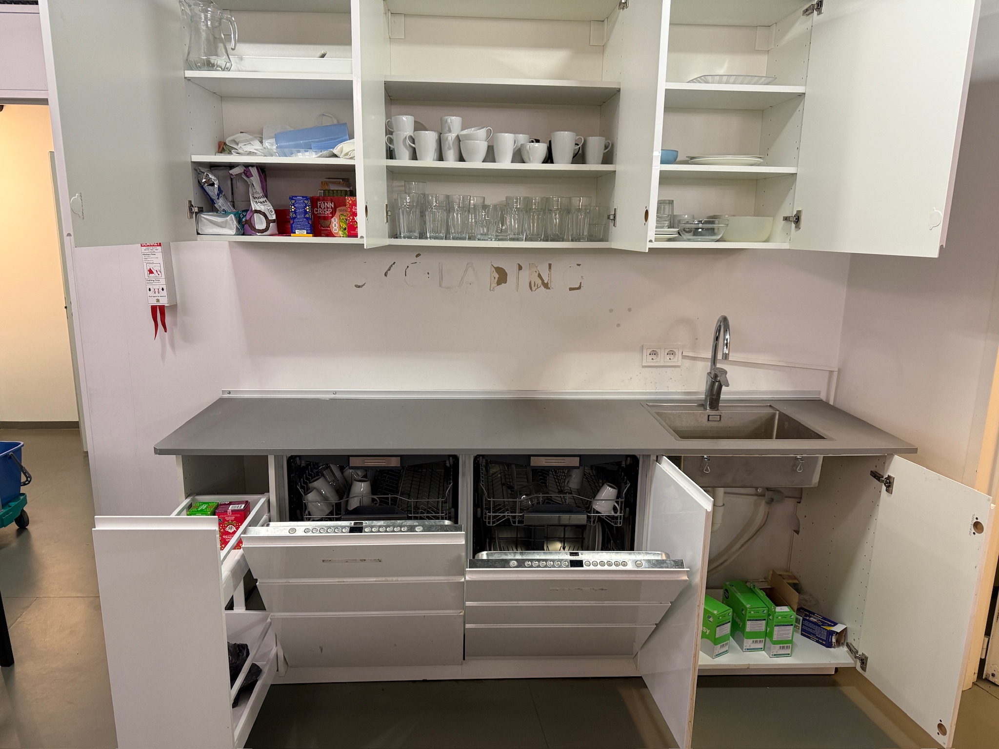 SELT / SOLD - IKEA eldhúsinnrétting með vaski og 2 uppþvottavélum 3