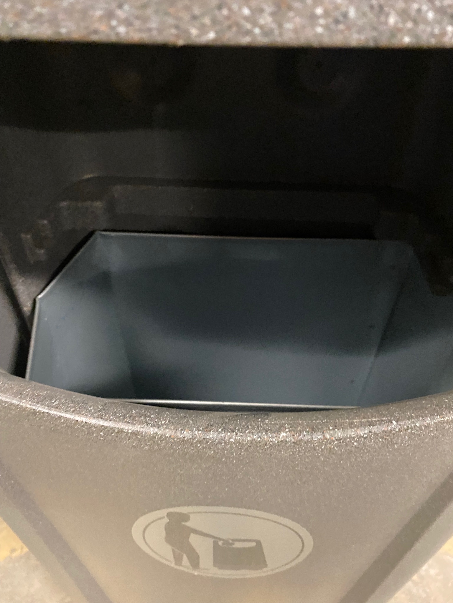 SELT / SOLD Glasdon rusl m/öskubakka, útitunna 4