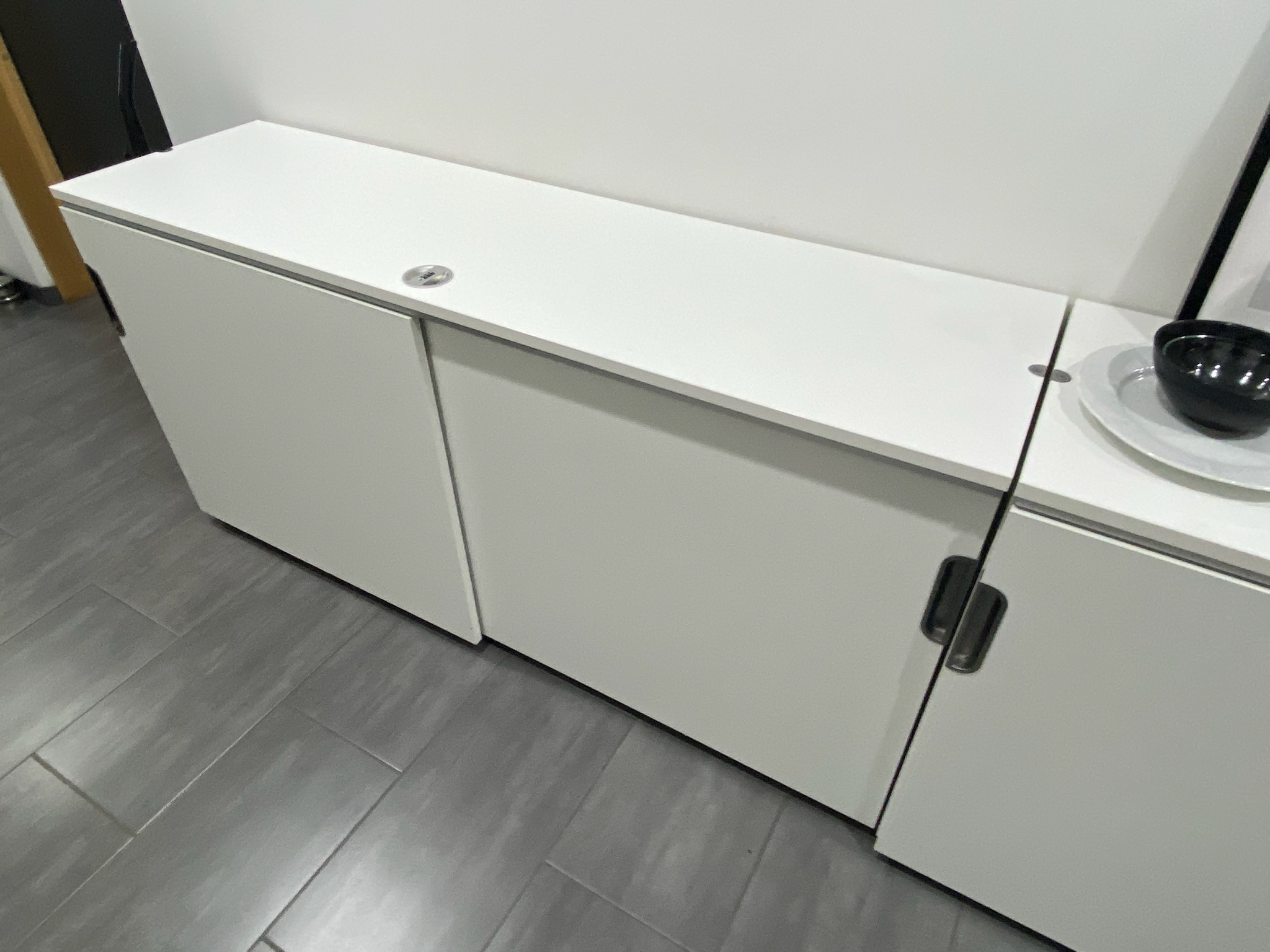 SELT / SOLD IKEA skenkur með rennihurðum og læsingu (2 stk.) 3