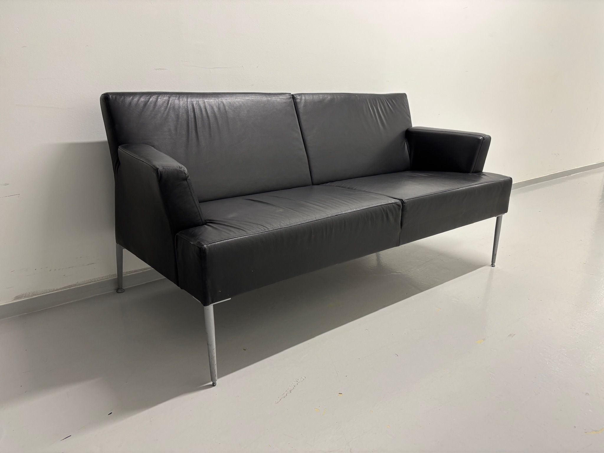 SELT / SOLD Kinnarps leðursófi frá Pennanum 3