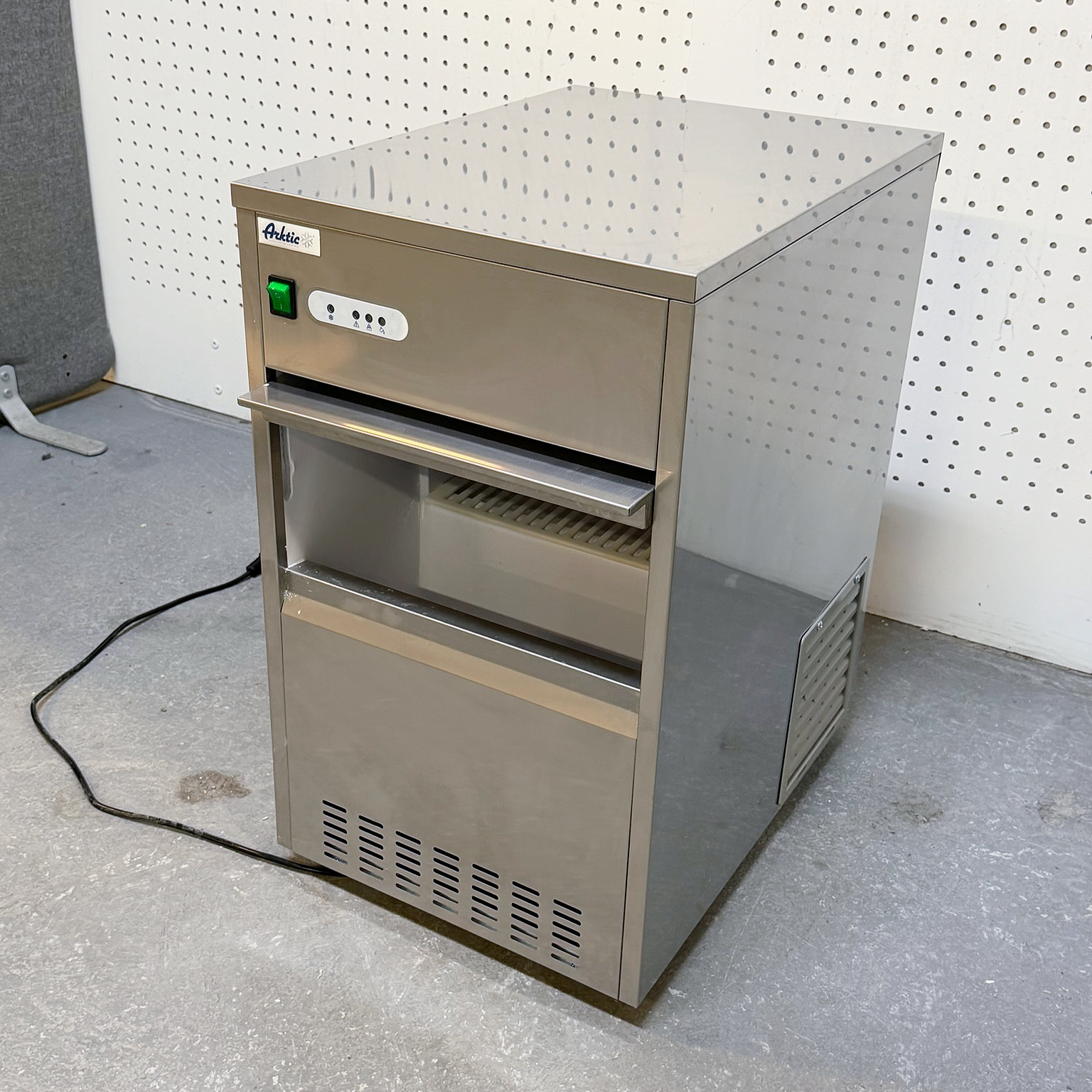 SELT / SOLD Arktic klakavél, 26kg./24h 2