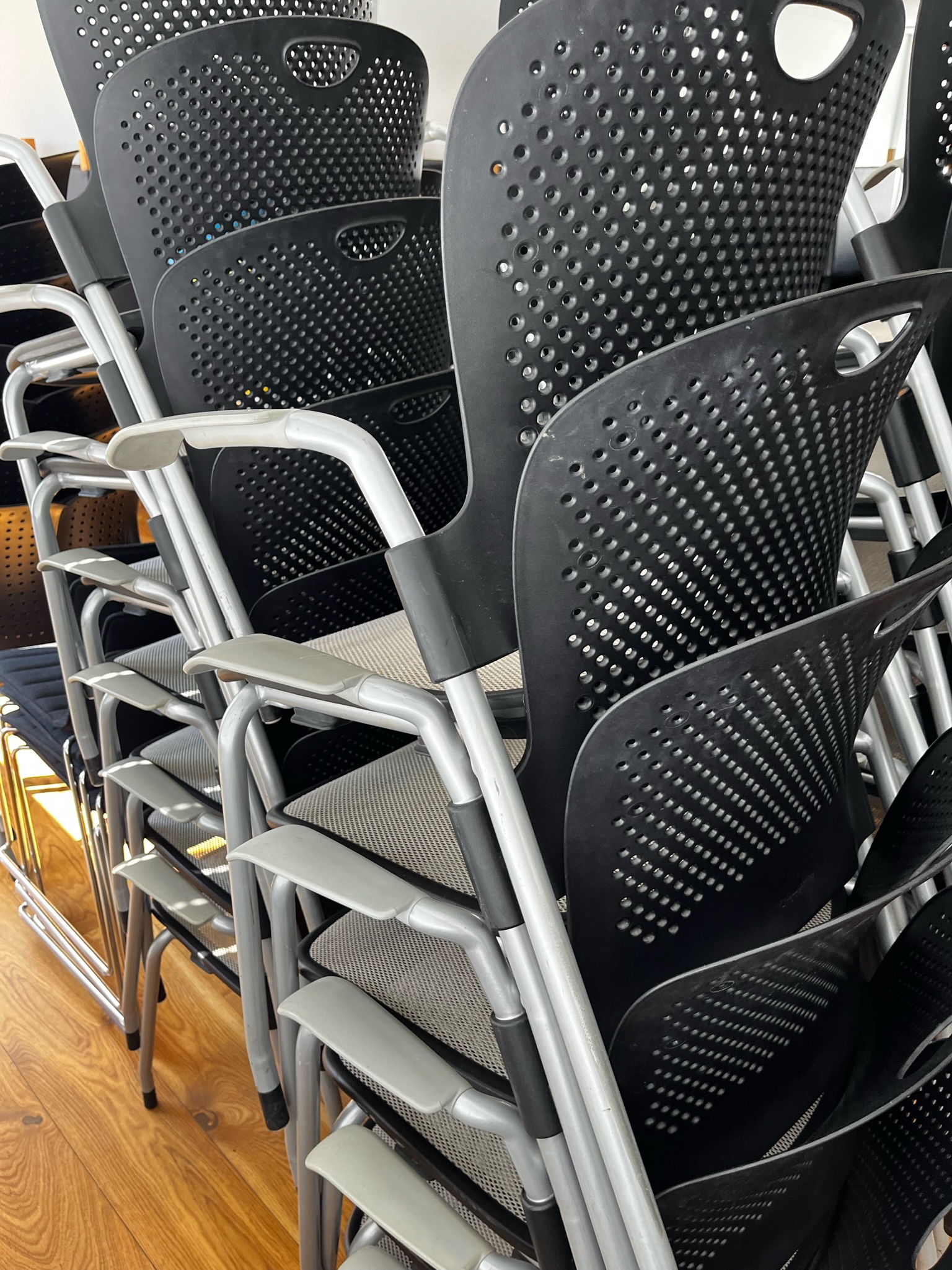 SELT / SOLD Herman Miller fundarstólar, staflanlegir 12