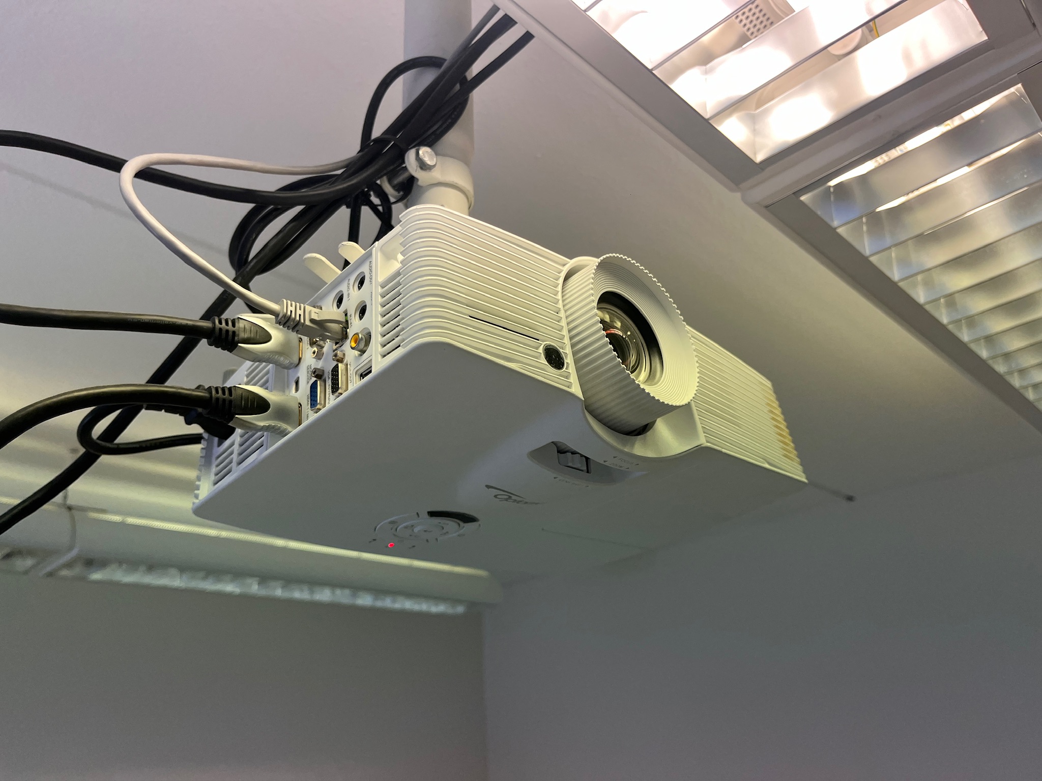 SELT / SOLD Optoma skjávarpi með loftfestingu 2