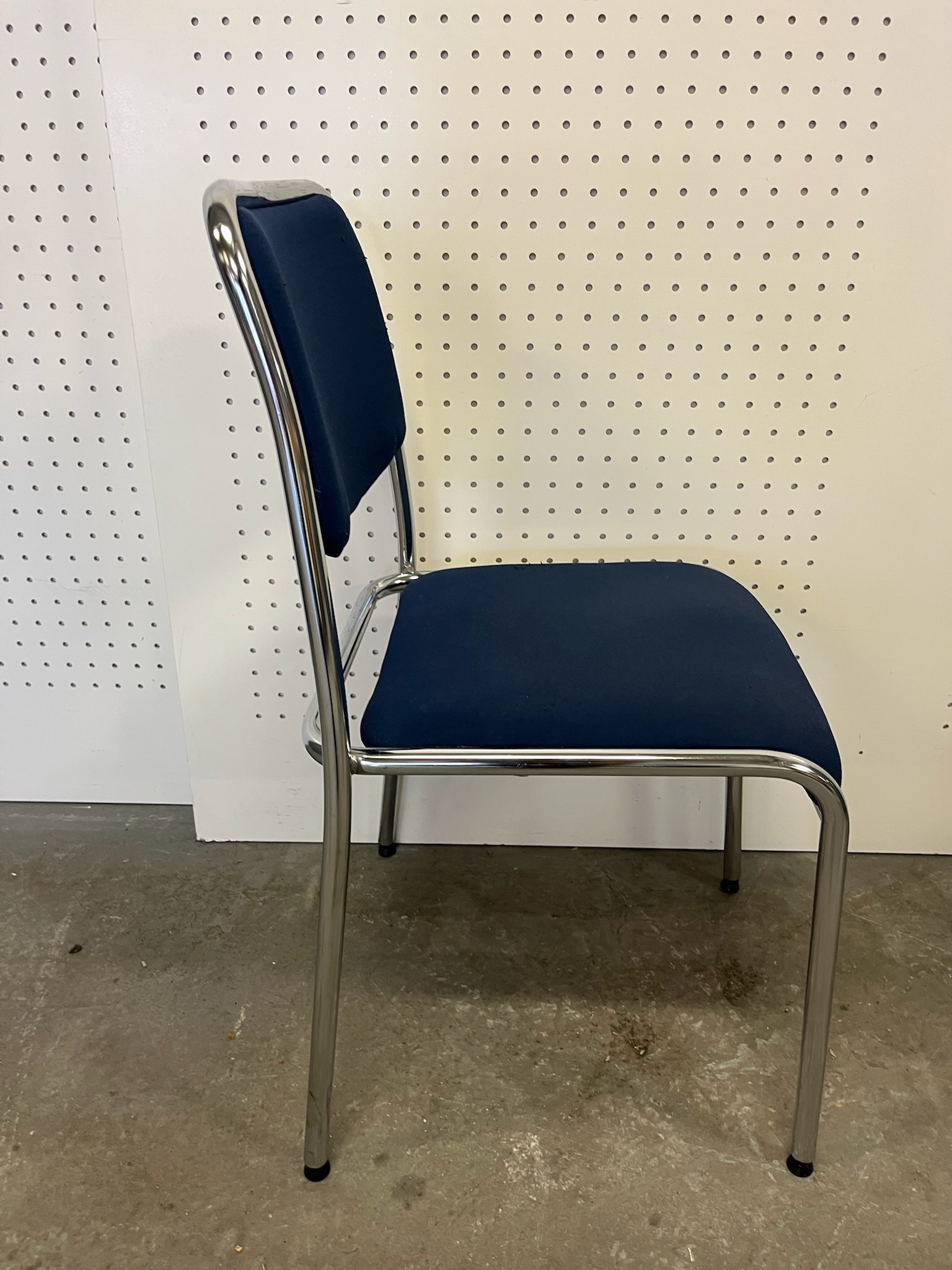 SELT / SOLD Sterkbyggðir stólar, staflanlegir (10 stk.) 3