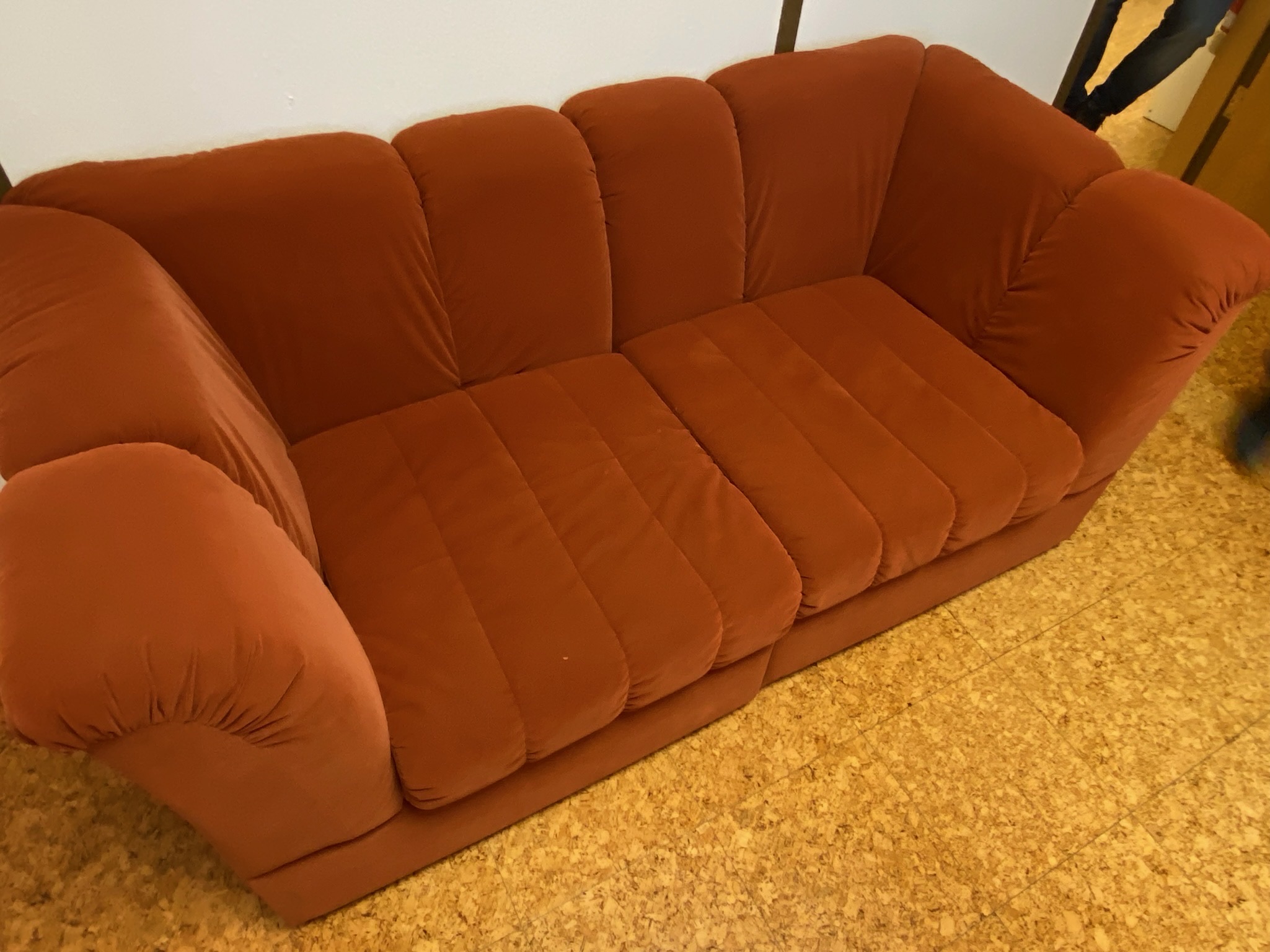 SELT / SOLD Velvet sófi rauður 2ja manna 3