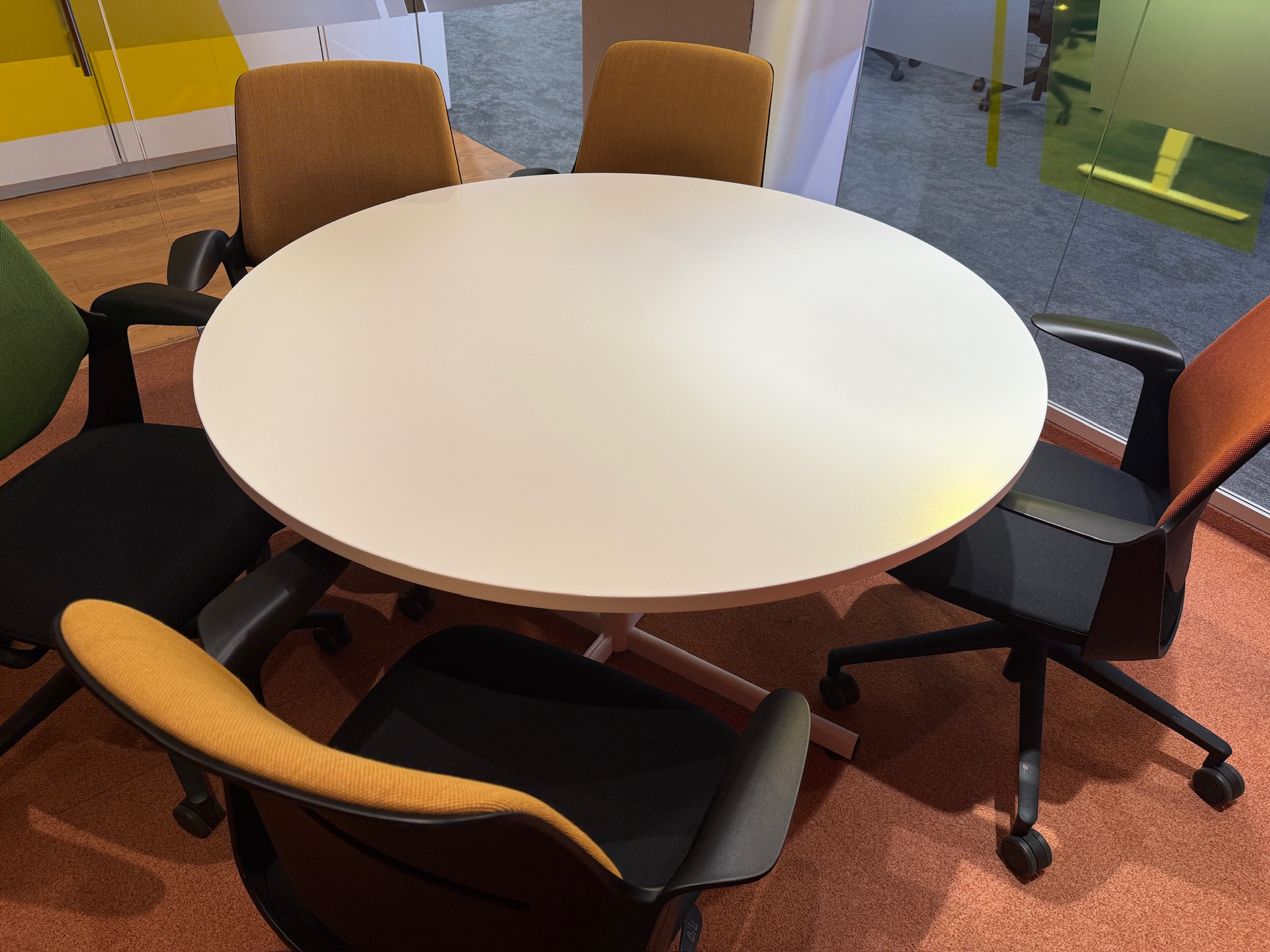 SELT / SOLD Hringborð / fundarborð frá Sýrusson, Ø120xH75sm. - PLAY 2