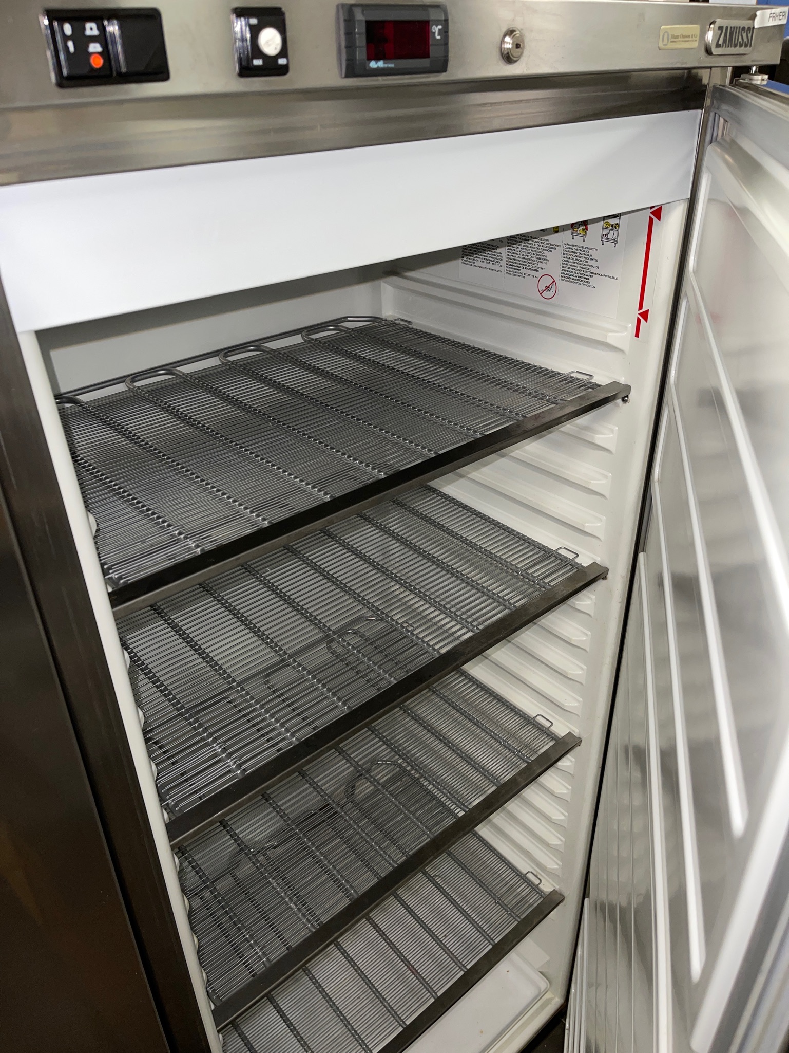Selt/Endurnýtt- Zanussi frystiskápur 400 L 2