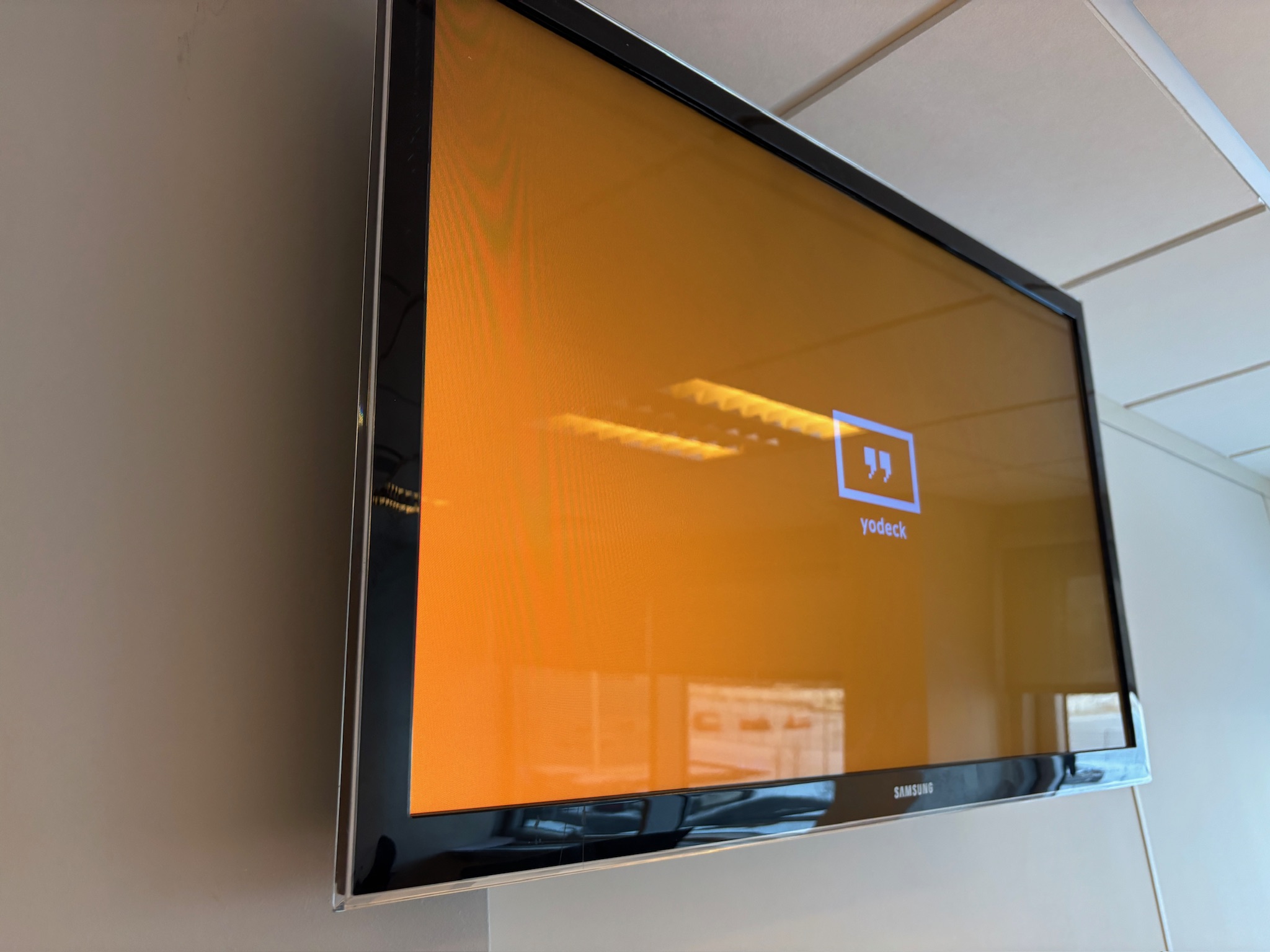 SELT / SOLD Samsung 37" Full HD Smart TV Black 2
