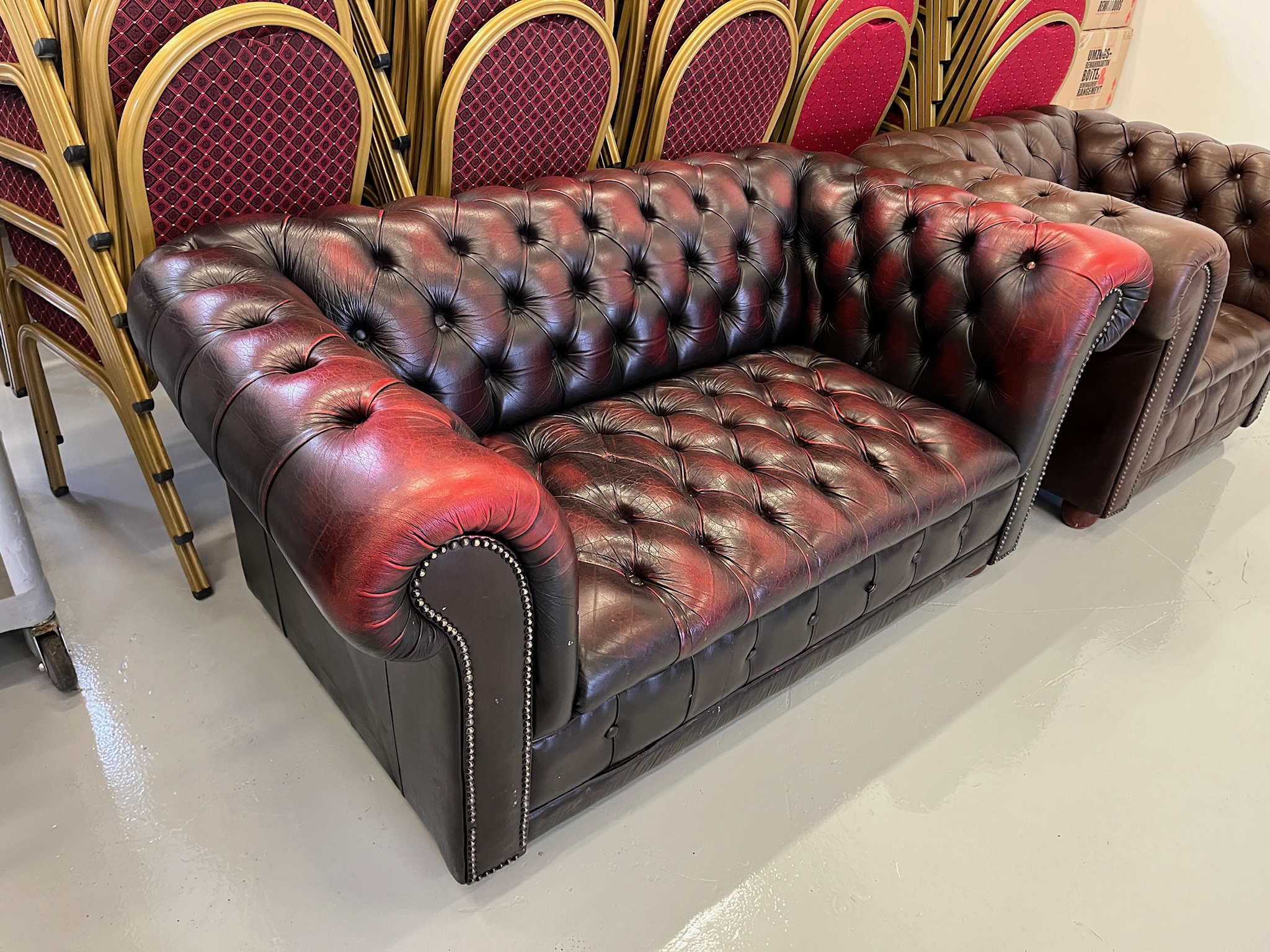 SELT / SOLD - Glæsilegur Chesterfield leðursófi, B150 x D85 sm. 2