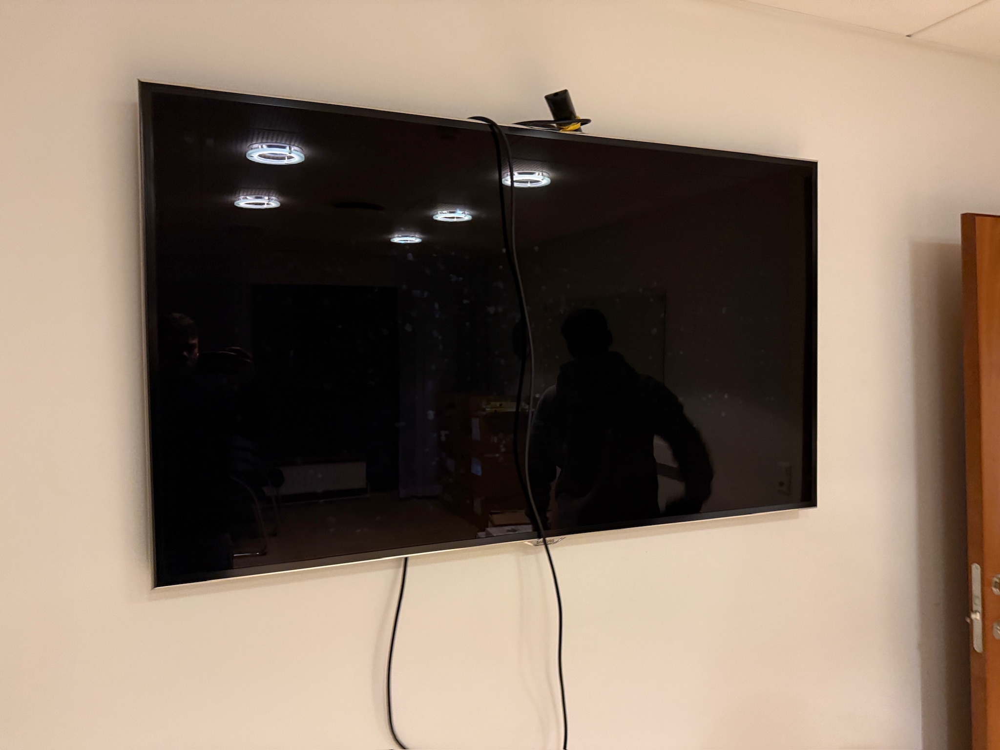 SELT / SOLD Samsung snjallsjónvarp með veggfestingu, 65''