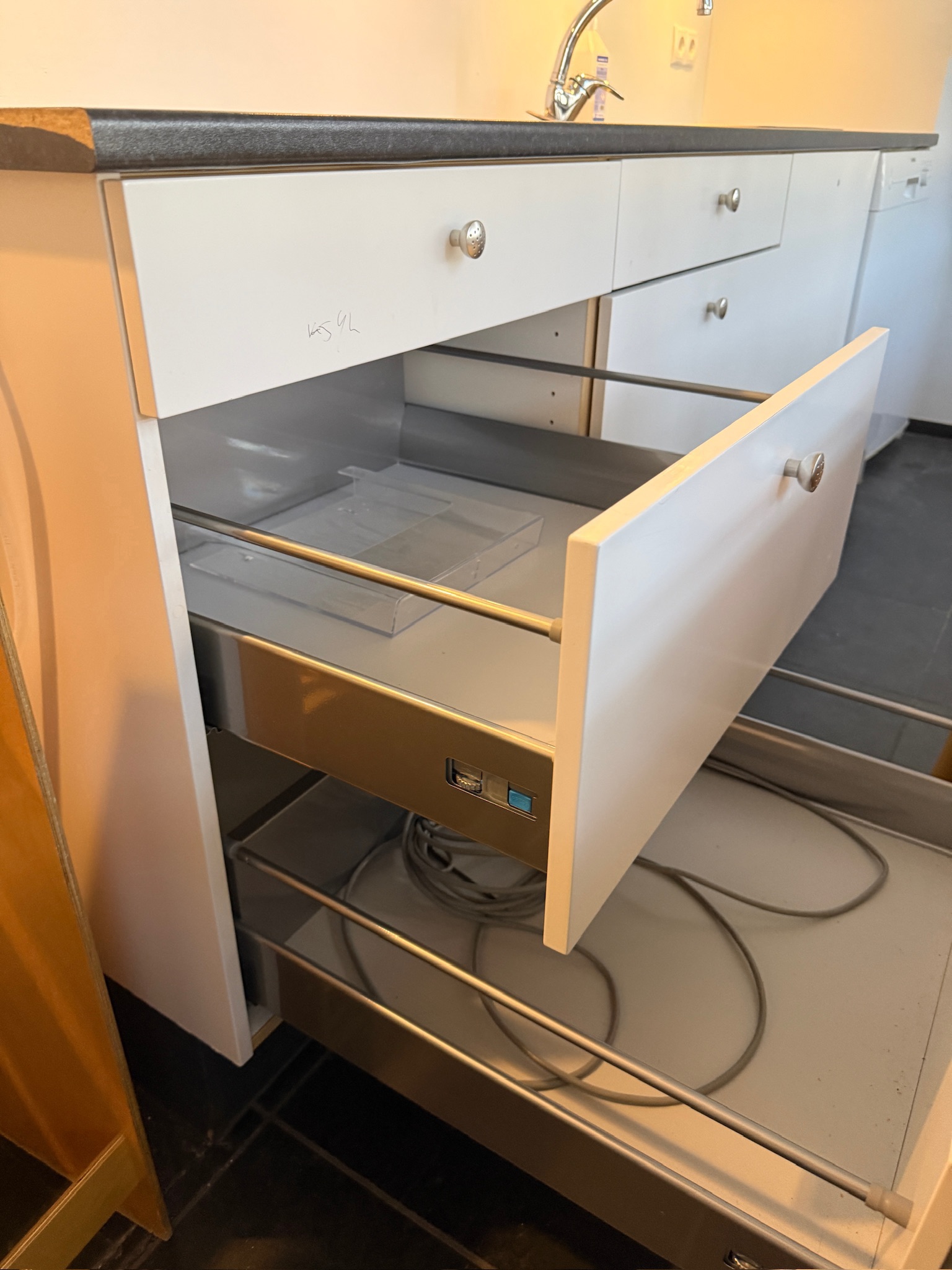 SELT / SOLD Axis eldhúsinnrétting m/kæliskáp, uppþvottavél, B307xH210sm. 3