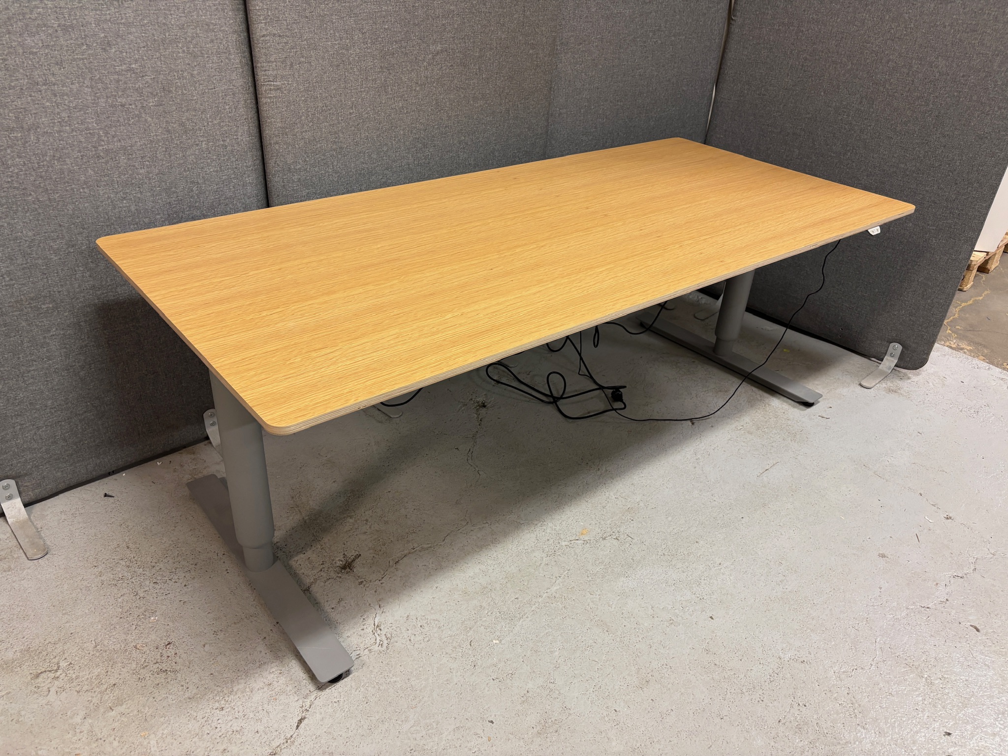 SELT / SOLD Muuto rafmagnsborð, eik, B190 x D85 sm.