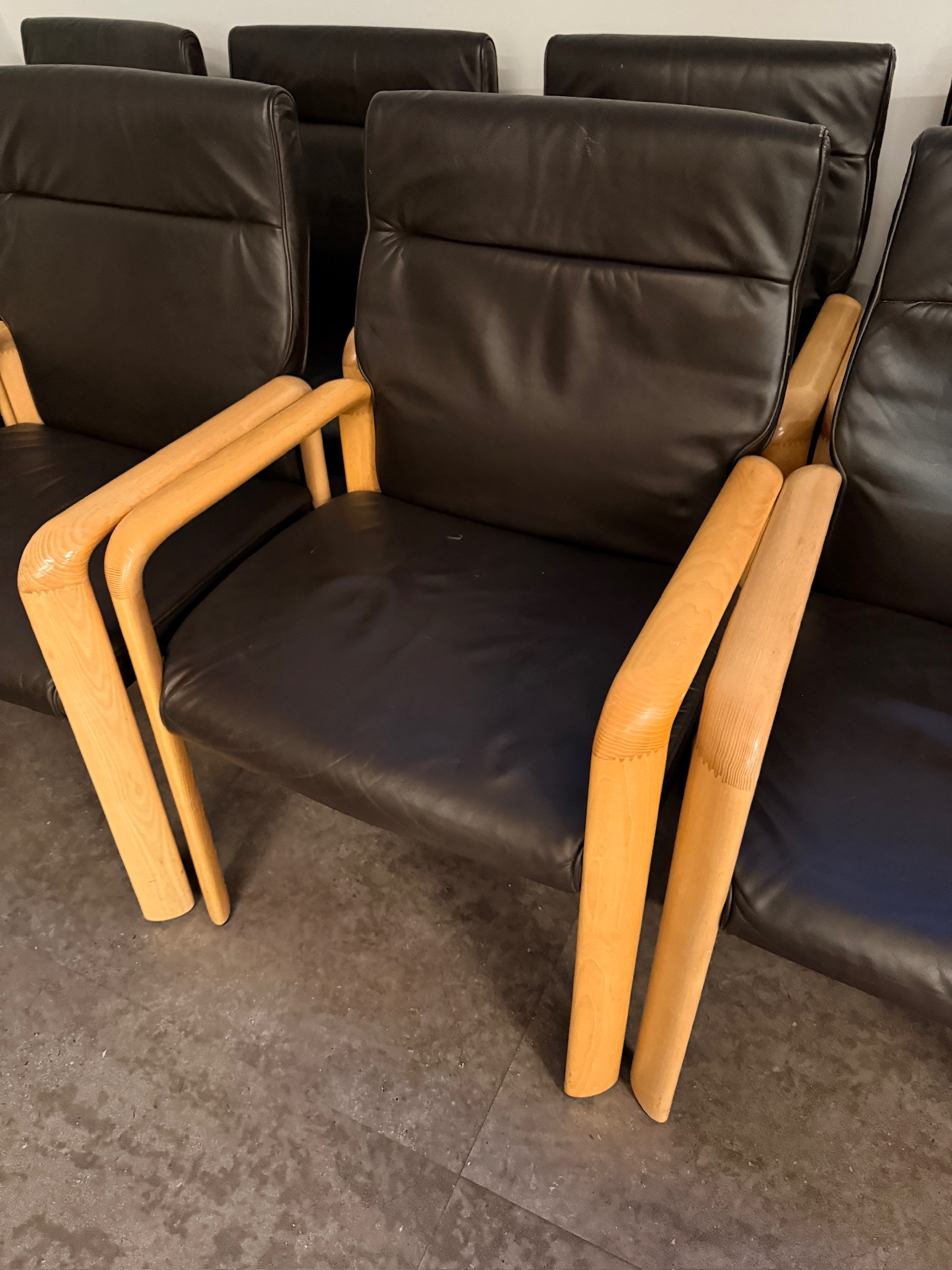 SELT / SOLD Viðarstóll með leður áklæði (12 stk.) 6