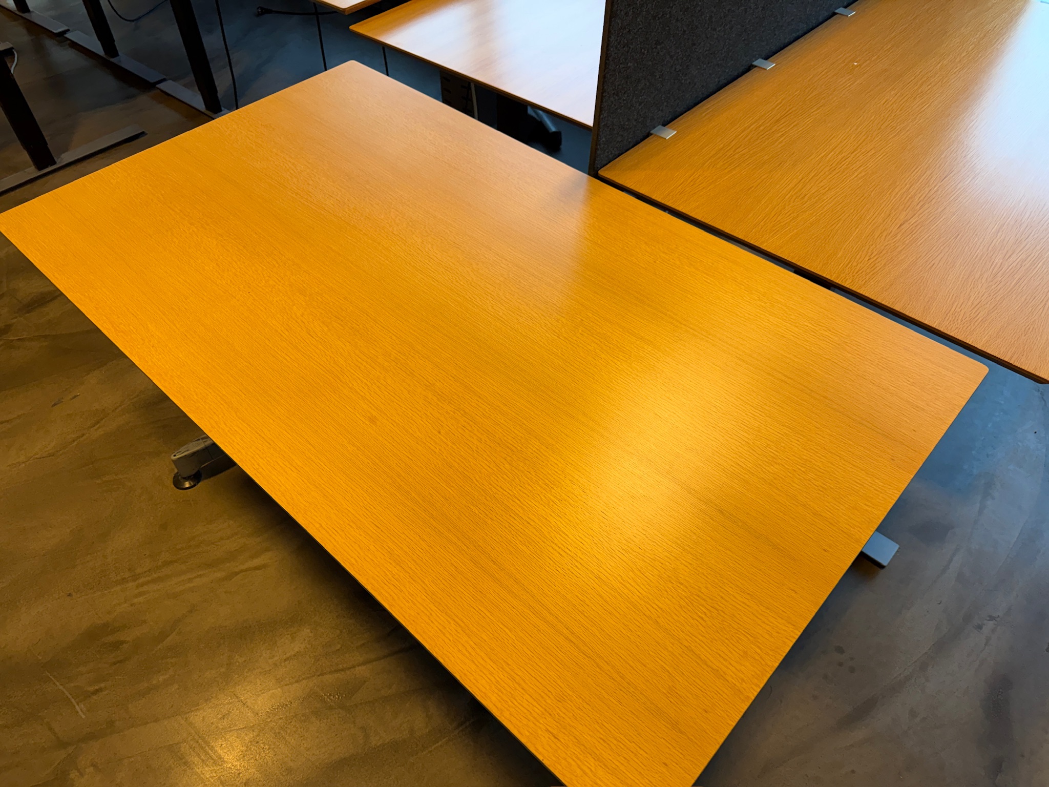 SELT / SOLD Dencon rafmagnsborð frá Pennanum, B140xD80sm. 4