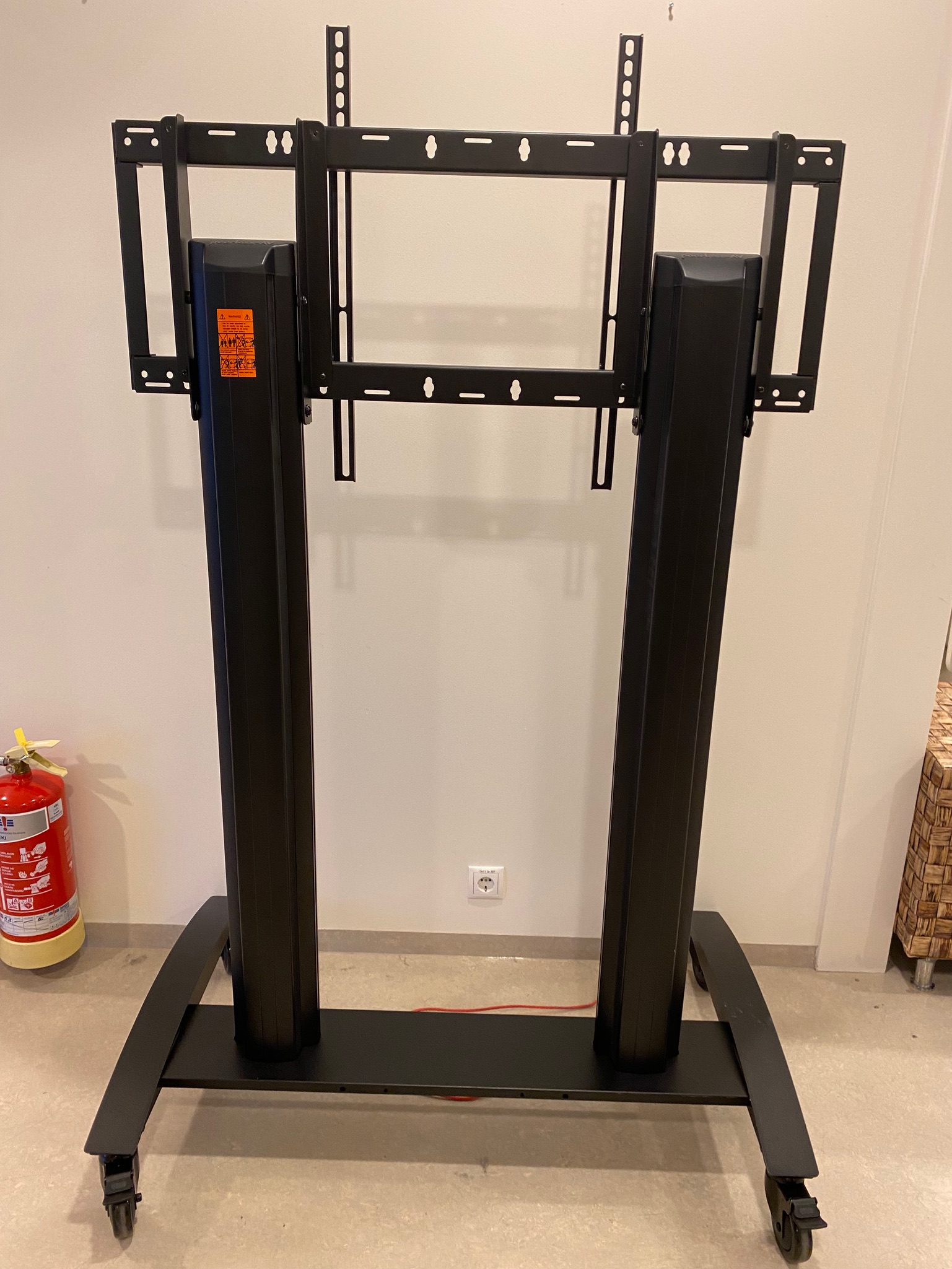SELT / SOLD Sjónvarpsstandur frá Peerless-AV (55''-98'') 5