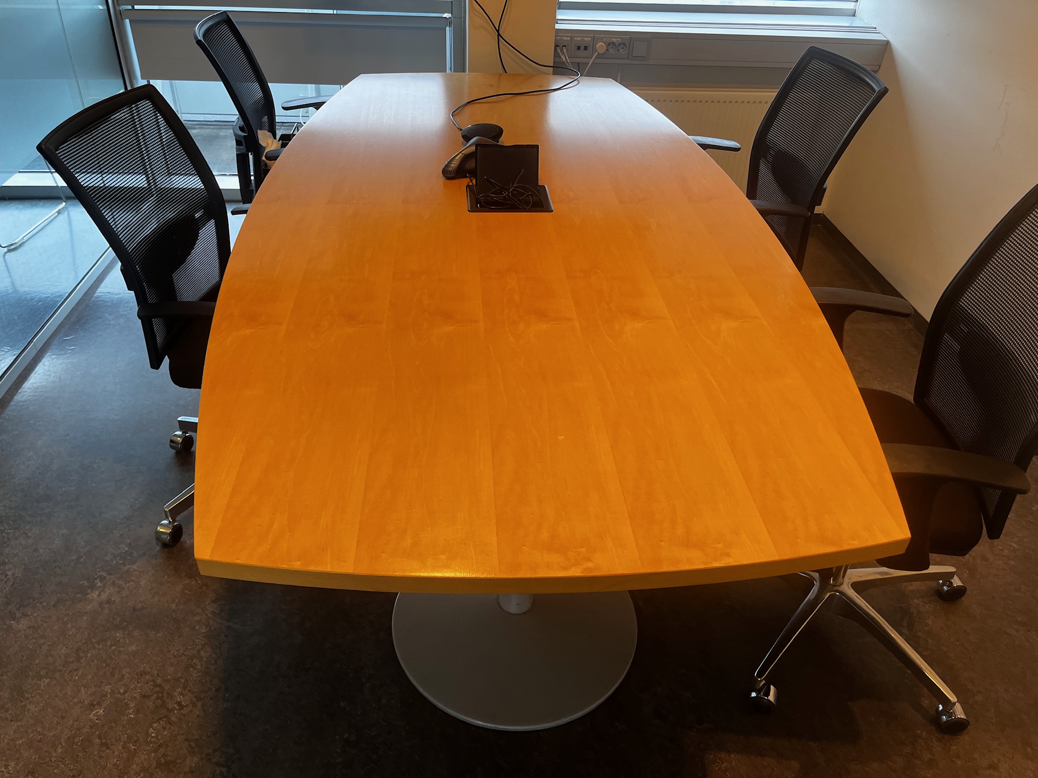 SELT / SOLD Fundarborð með tengladokku, 6-8 manna, L240 x B120 x H73 sm. 3