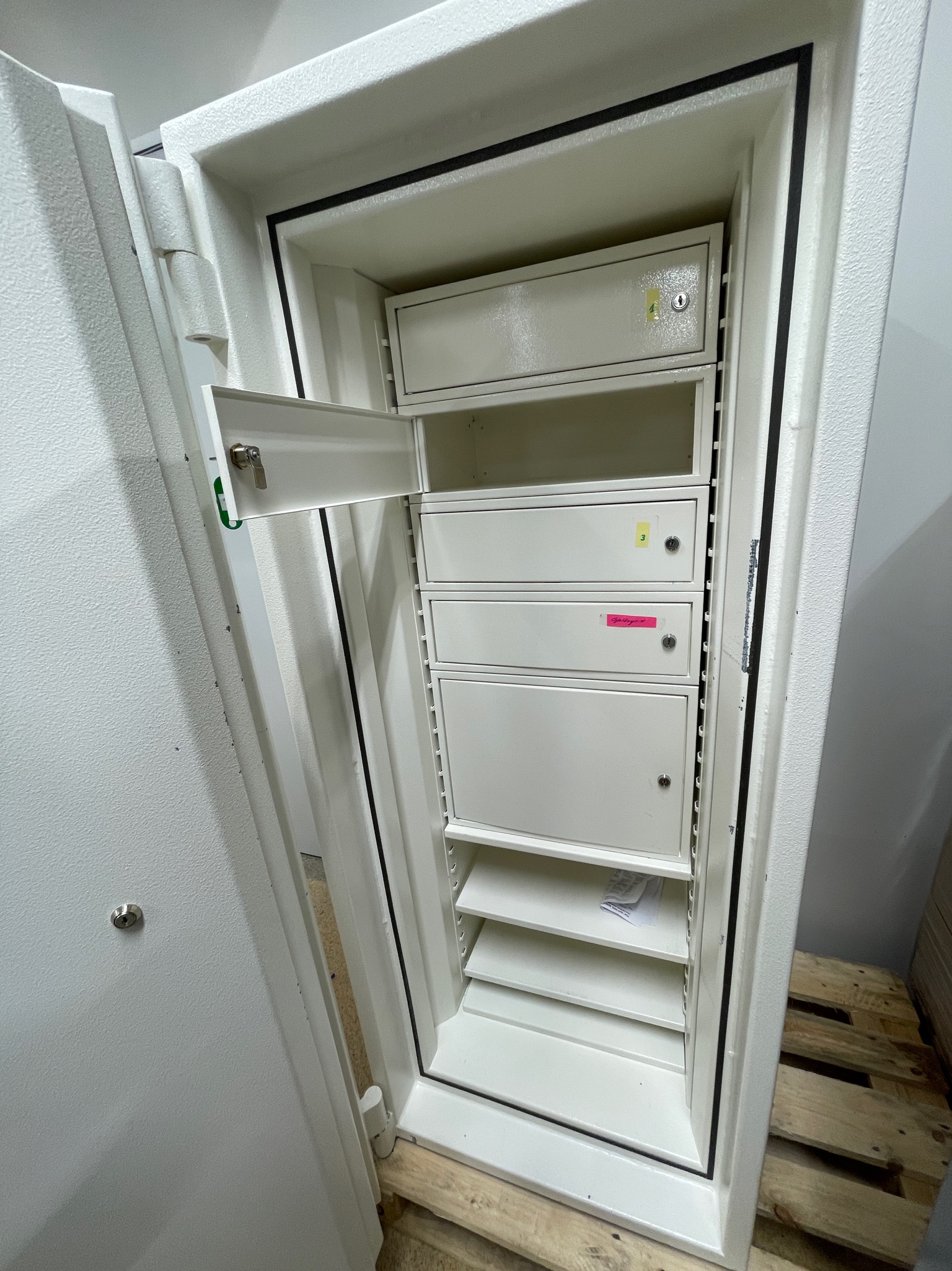 SELT / SOLD - Robur verðmætaskápur (2016) - H170sm. 14
