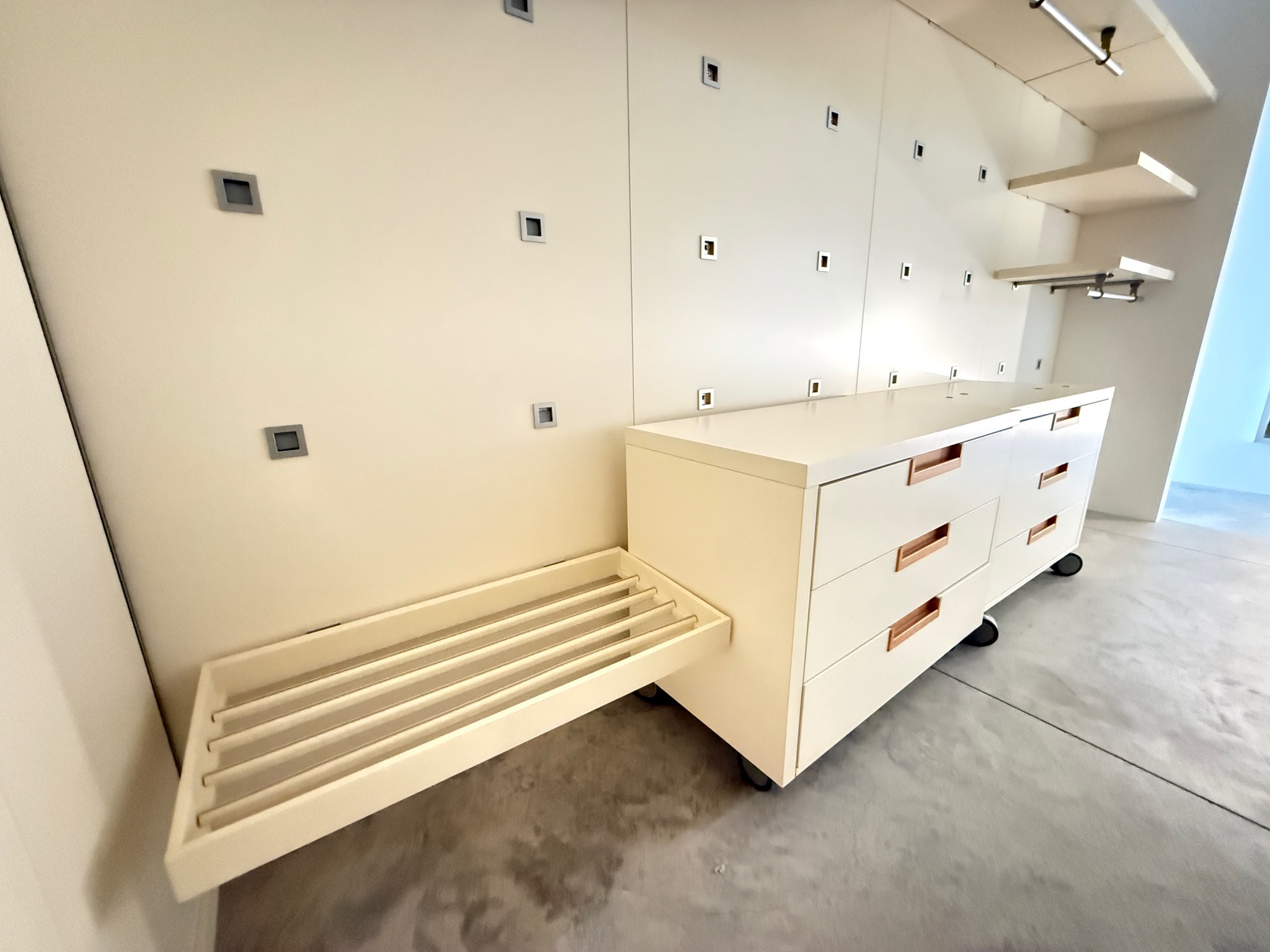 SELT / SOLD Tisettanta fataherbergi / Walk-In closet / Spegill 12 lengdarmetrar 8