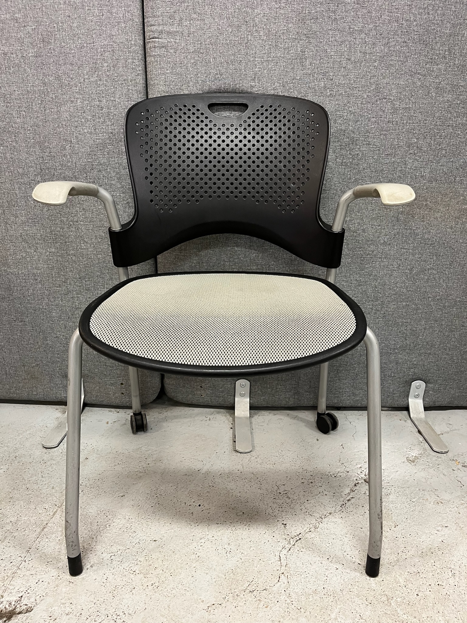 SELT / SOLD - Herman Miller fundarstóll, staflanlegur (2 stk.)