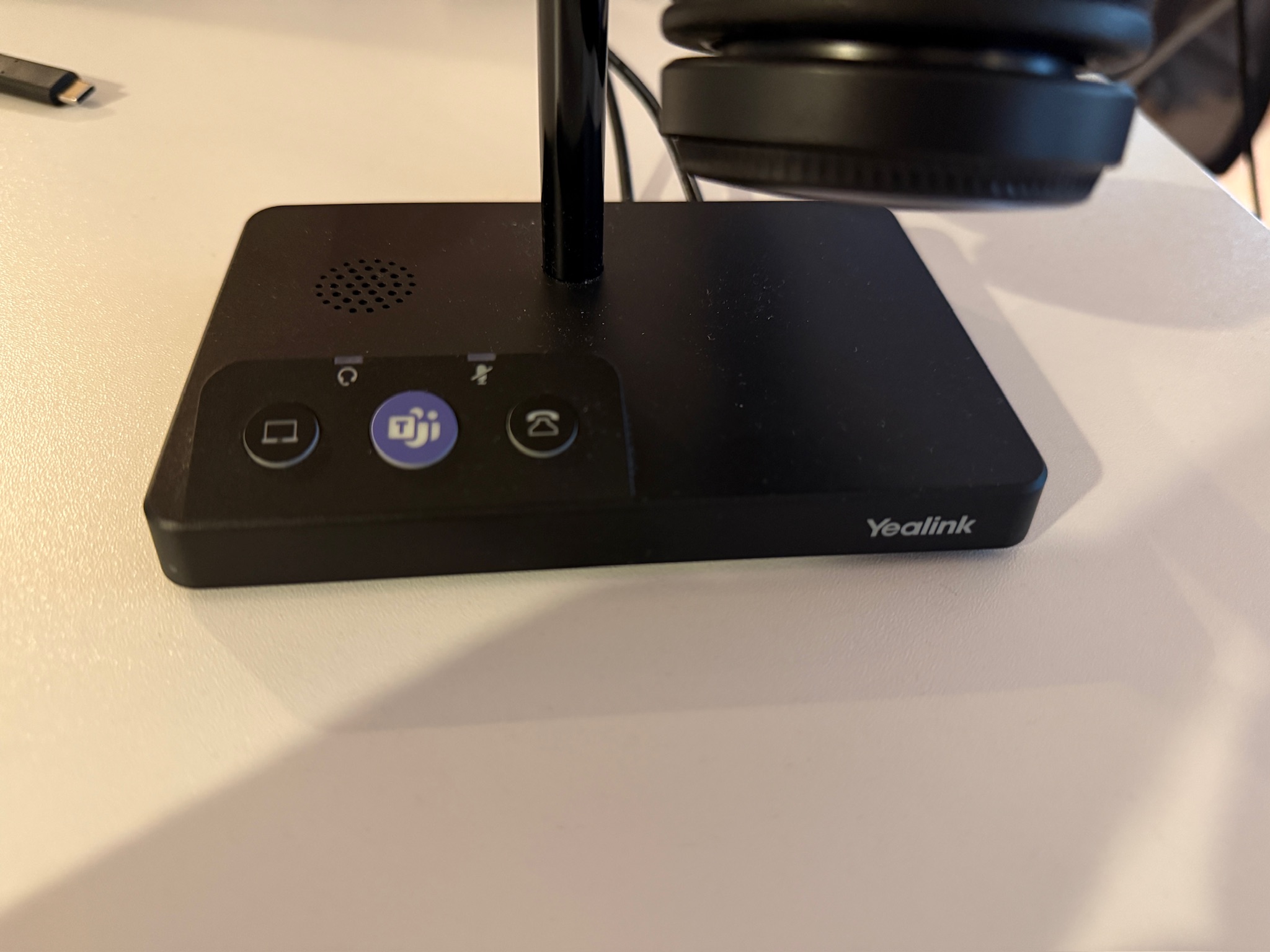 SELT / SOLD Yealink þráðlaust heyrnartól með hleðslustöð - PLAY 5