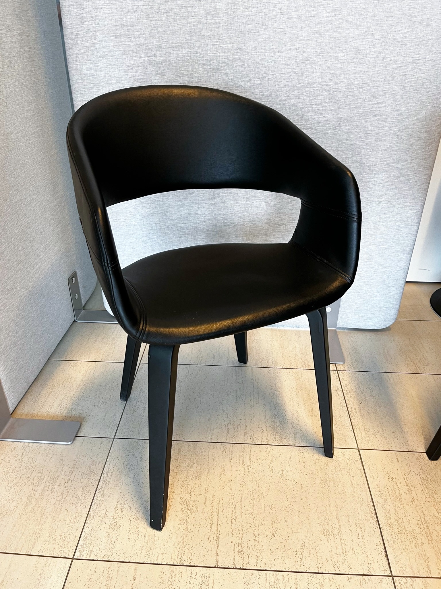 SELT / SOLD Flottir borðstofustólar - leður (14 stk.)