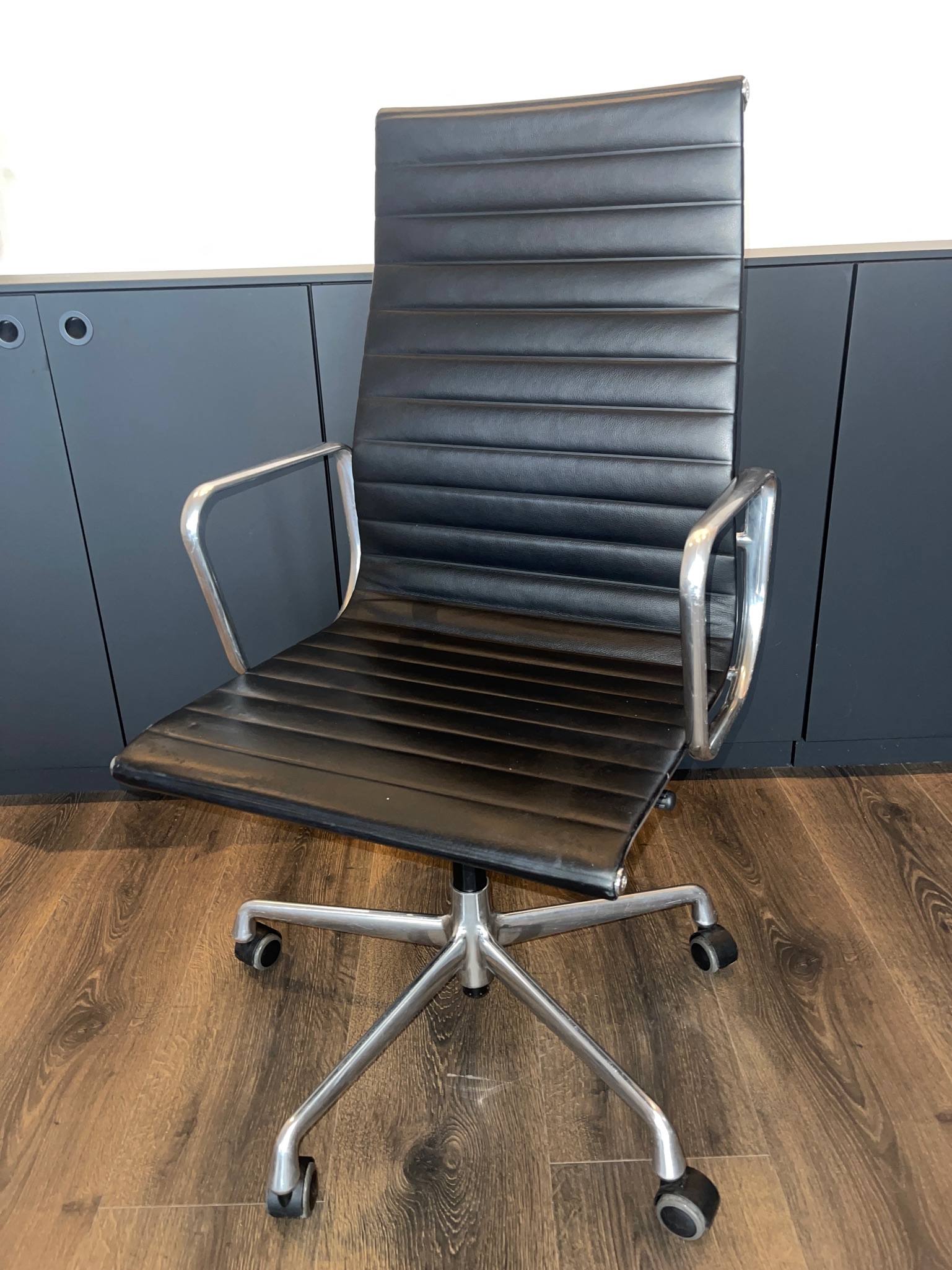 SELT / SOLD Vitra fundarstóll/skrifborðsstóll með 4-arma hjólakrossi 2