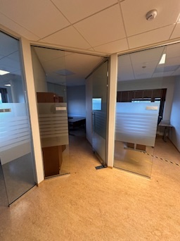 SELT / SOLD - Hert gler og hurðir, 263sm. á hæð. 7