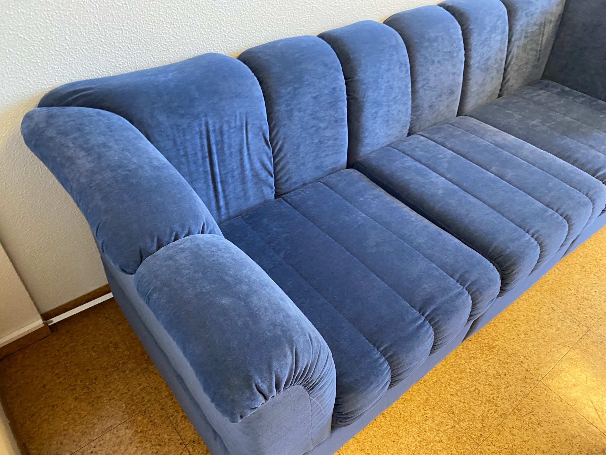 SELT / SOLD Velvet sófi, blár, 3ja sæta - Alþingi 6