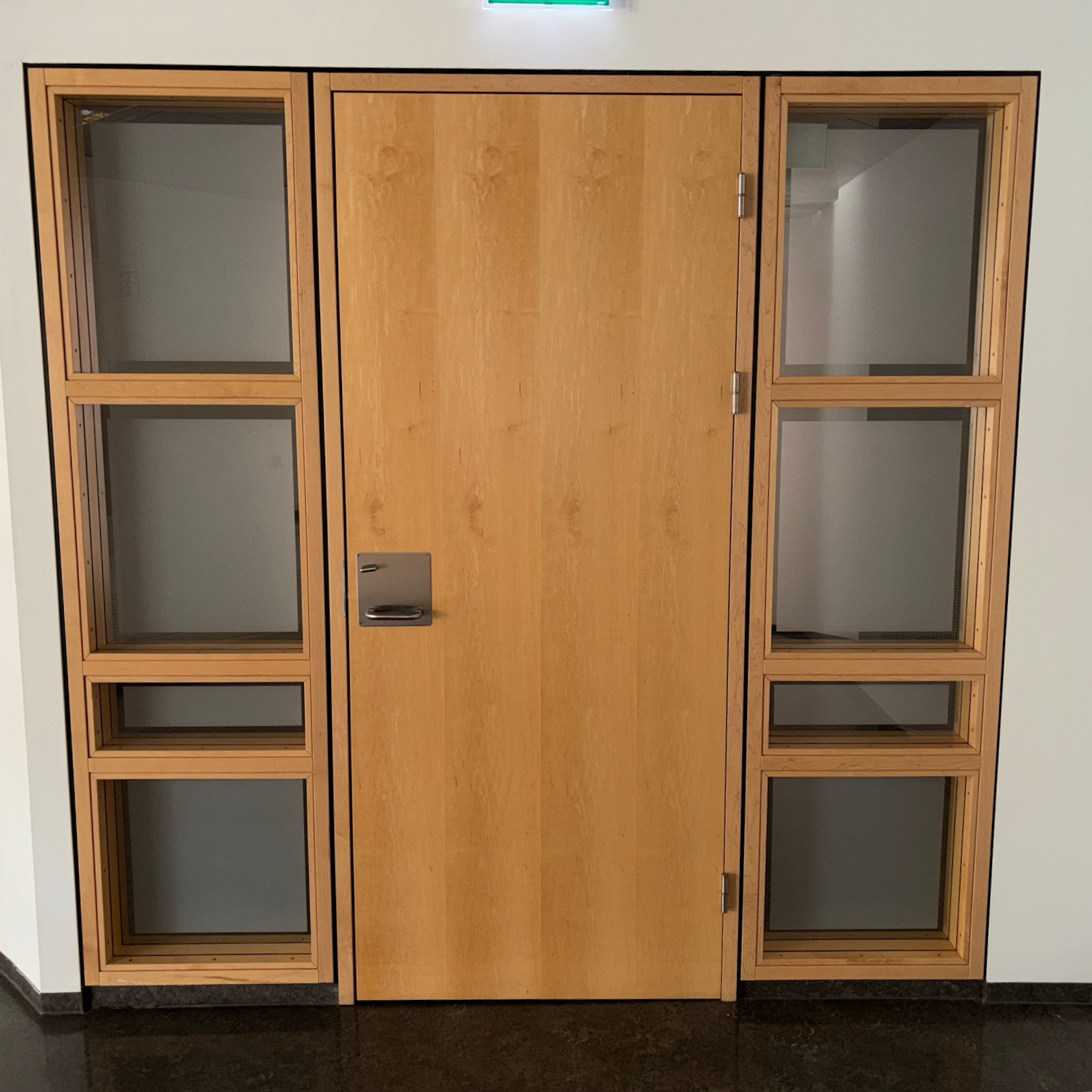 SELT / SOLD Viðarhurð í ramma með rúðum, H219xB221sm.