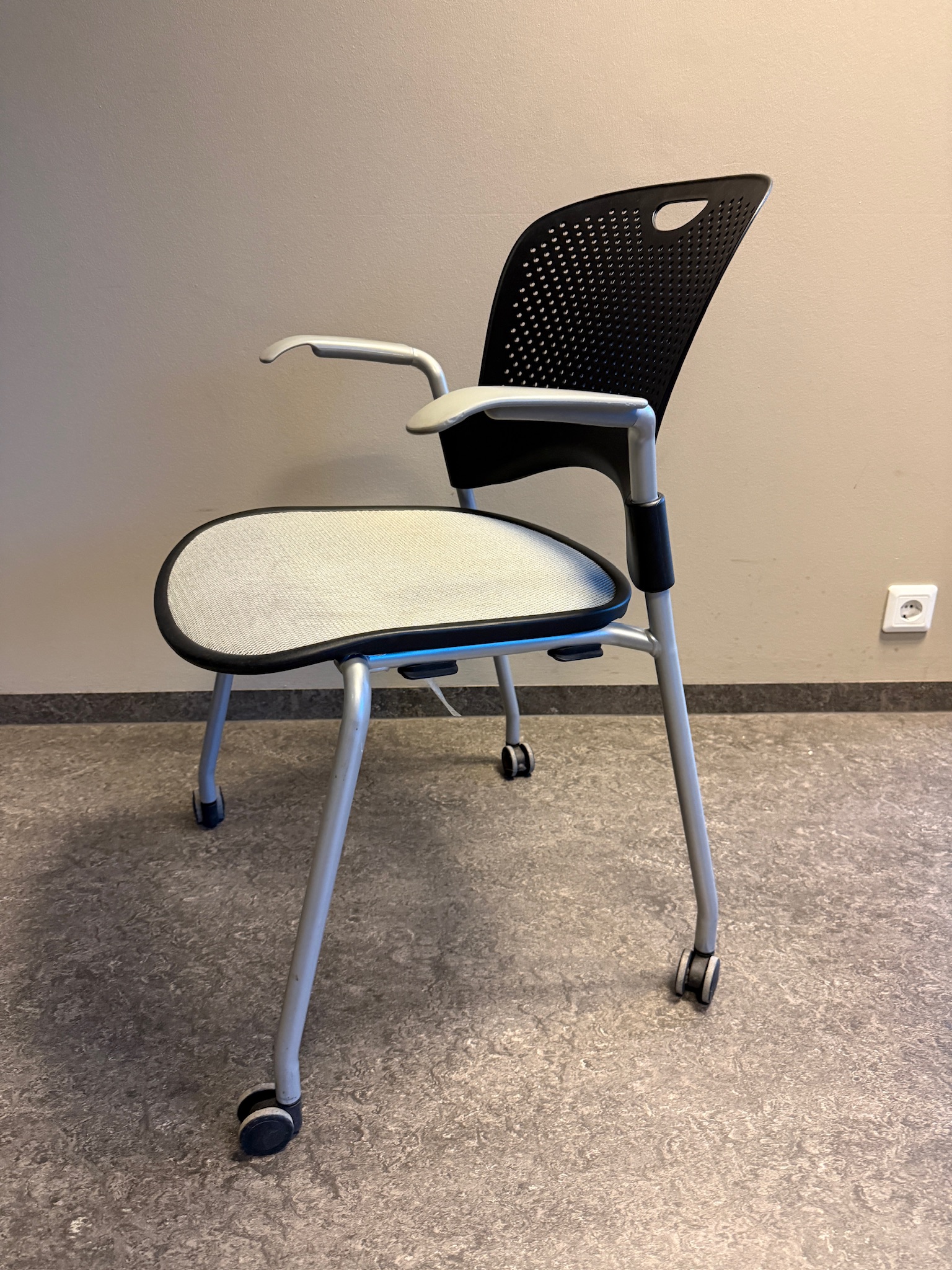 SELT / SOLD Herman Miller fundarstóll á hjólum, staflanlegur 5
