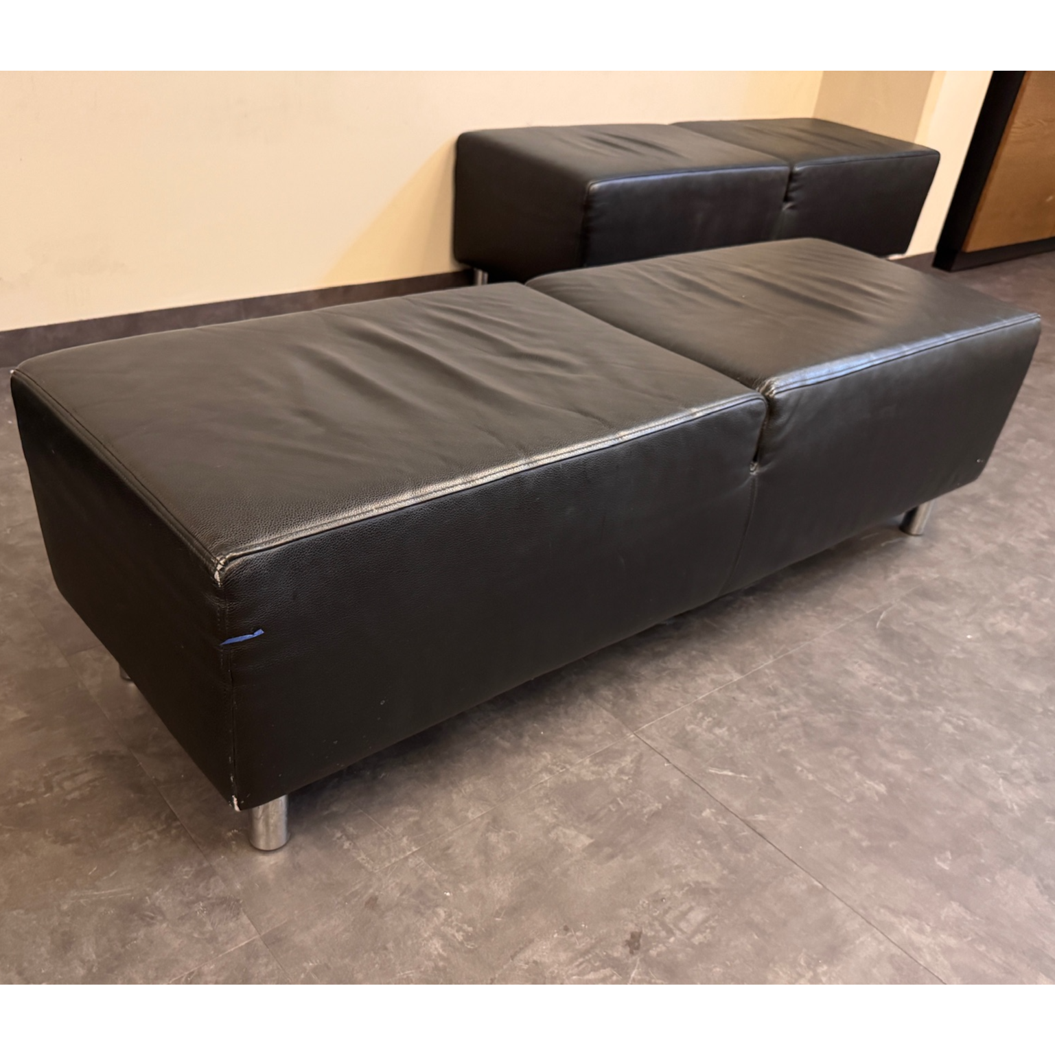 SELT / SOLD Leðurbekkur, B135xD45xH40sm.